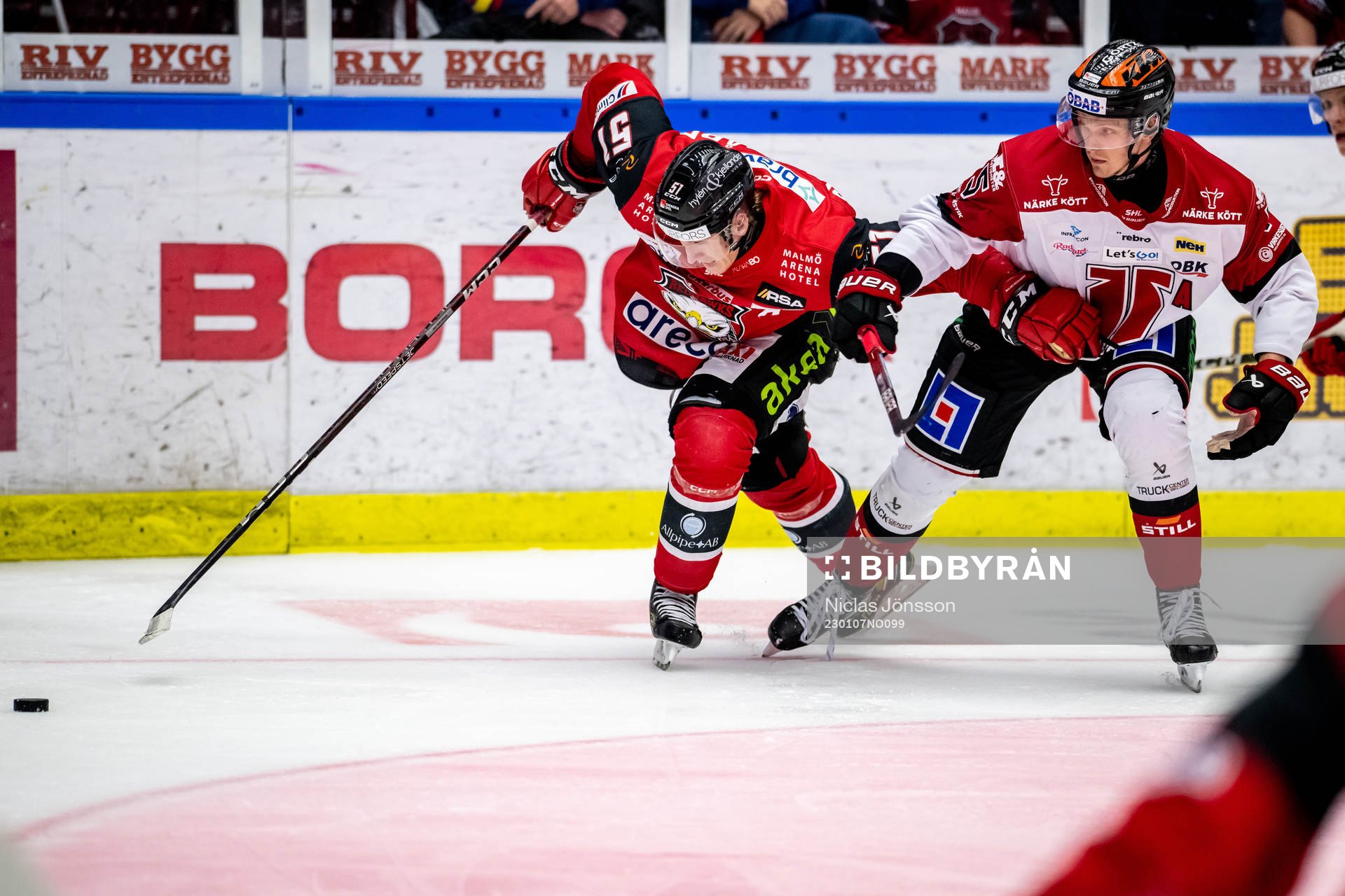 Malmö Redhawks Emil Sylvegård  och Örebros Gustav