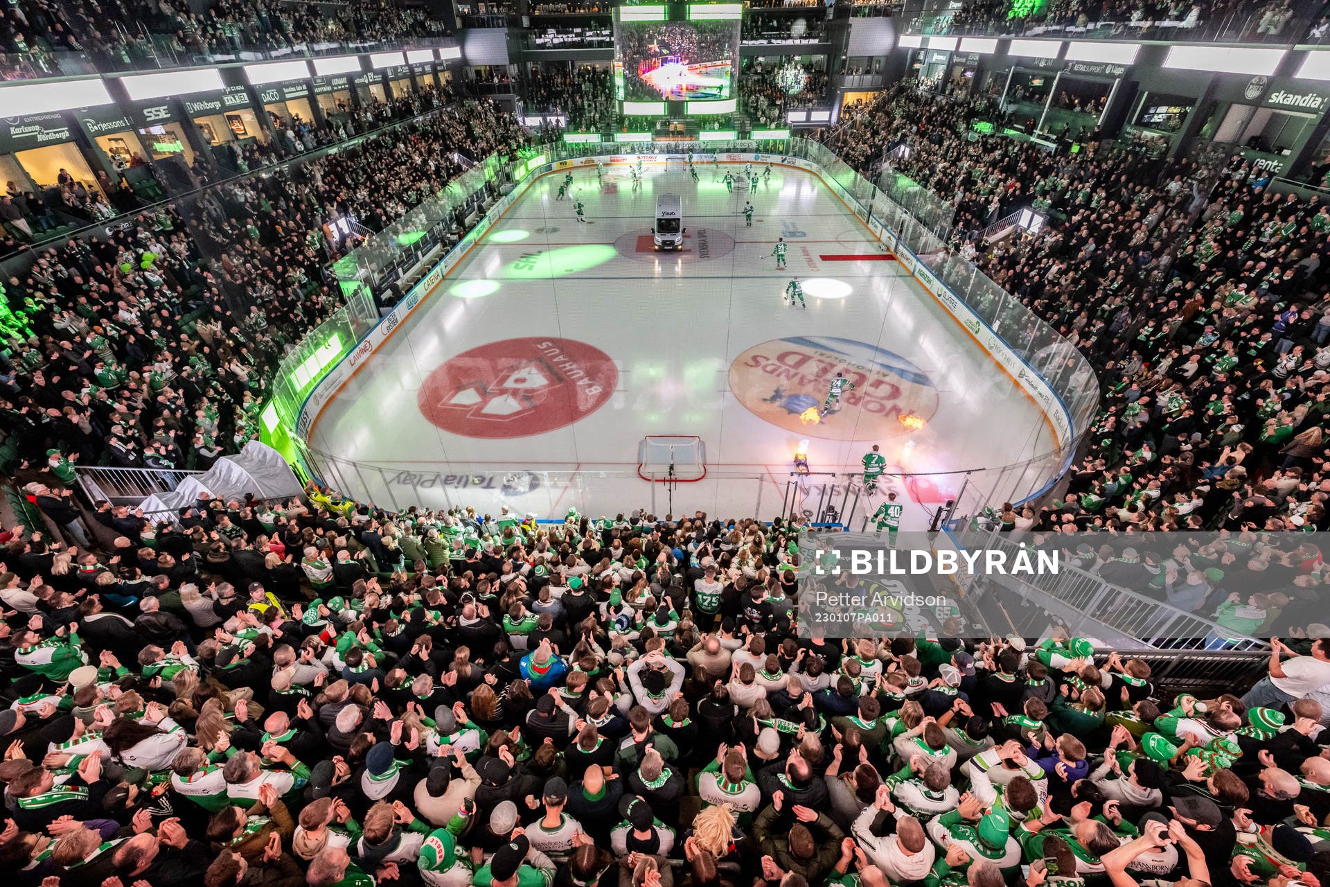 Rögles spelare gör entré på isen i Catena Arena