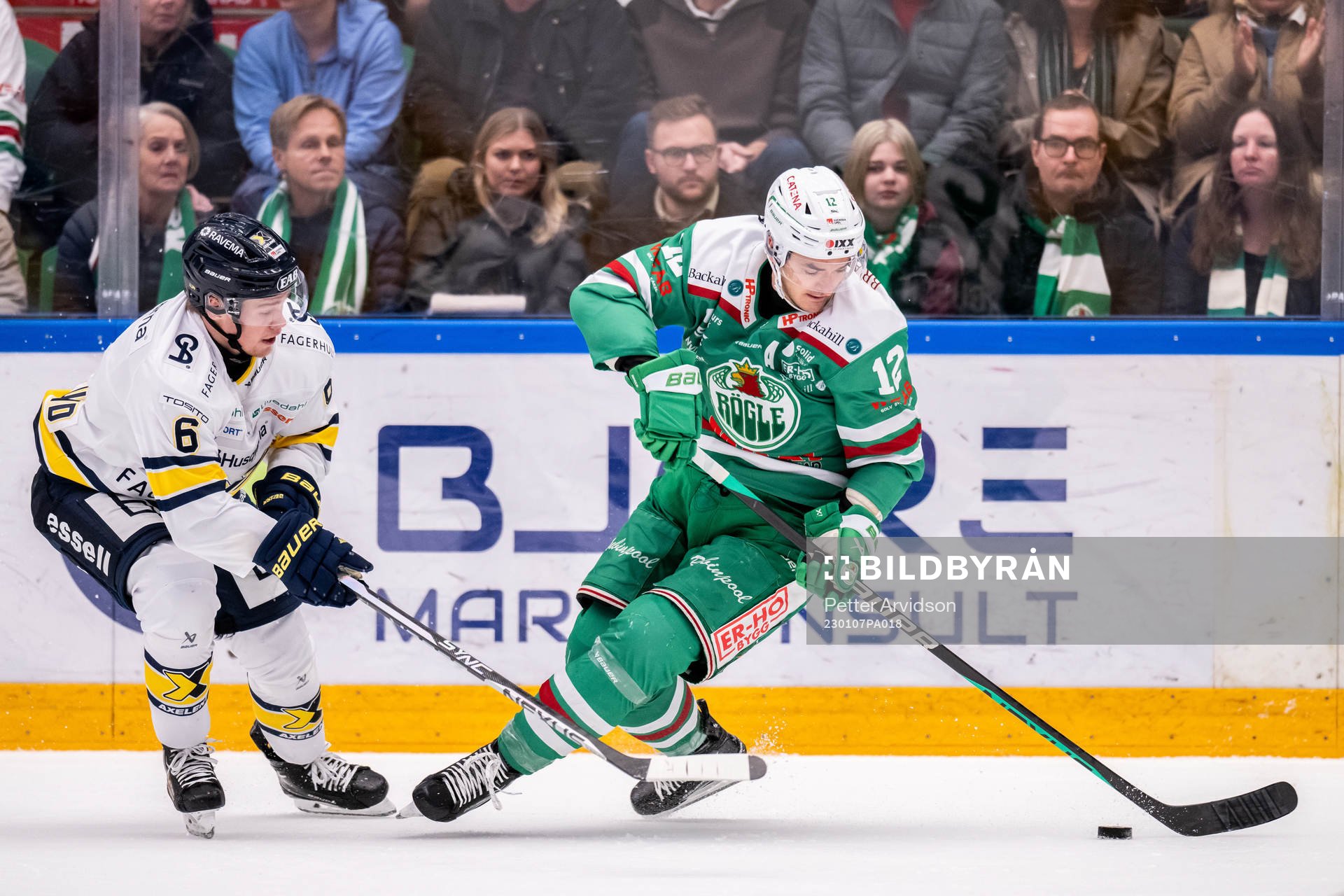 HV71s Filip Westerlund och Rögles Brady Ferguson