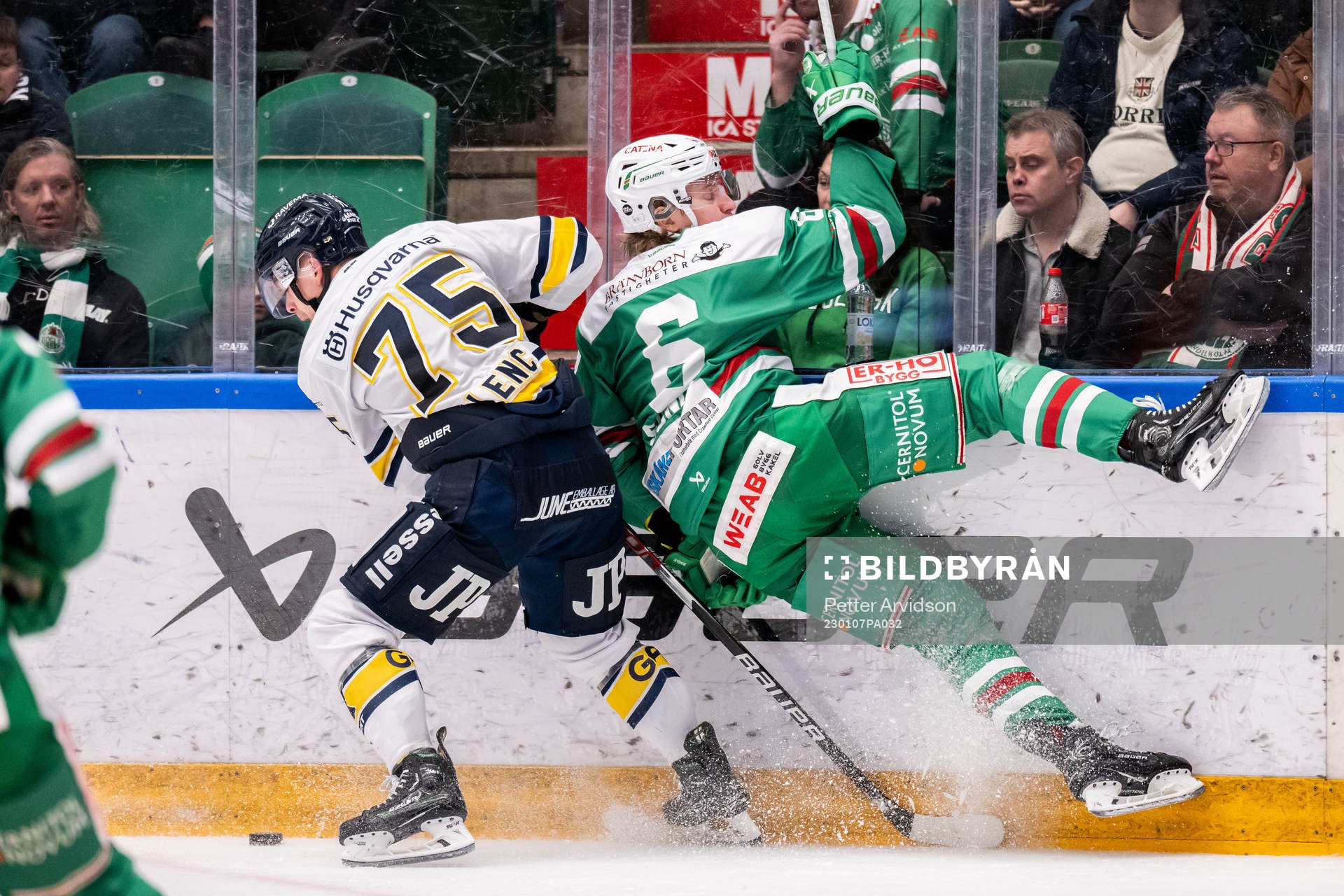 HV71s Radan Lenc och Rögles Tony Sund