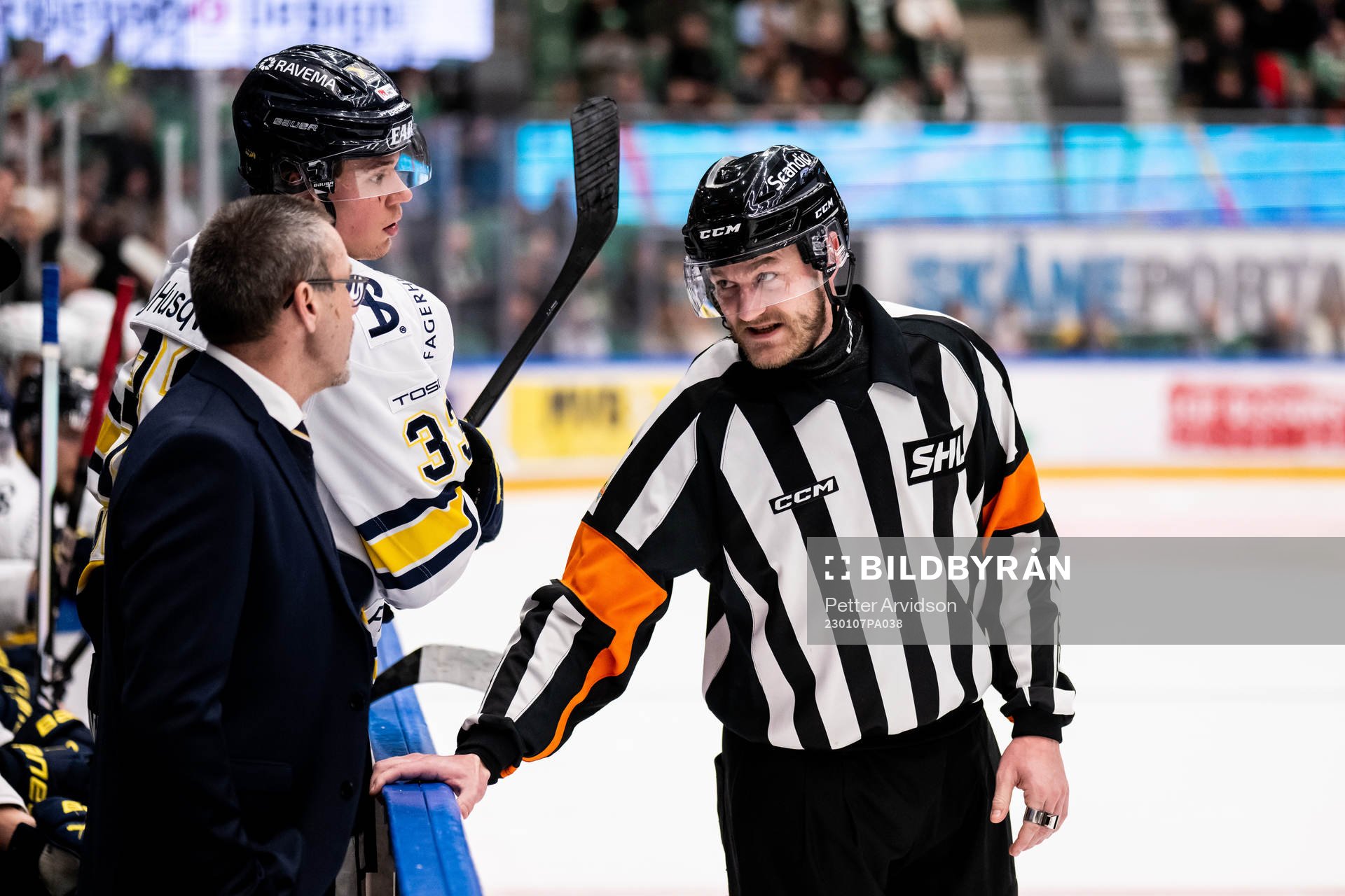 HV71s tränare Tommy Samuelsson i samtal med domare Daniel