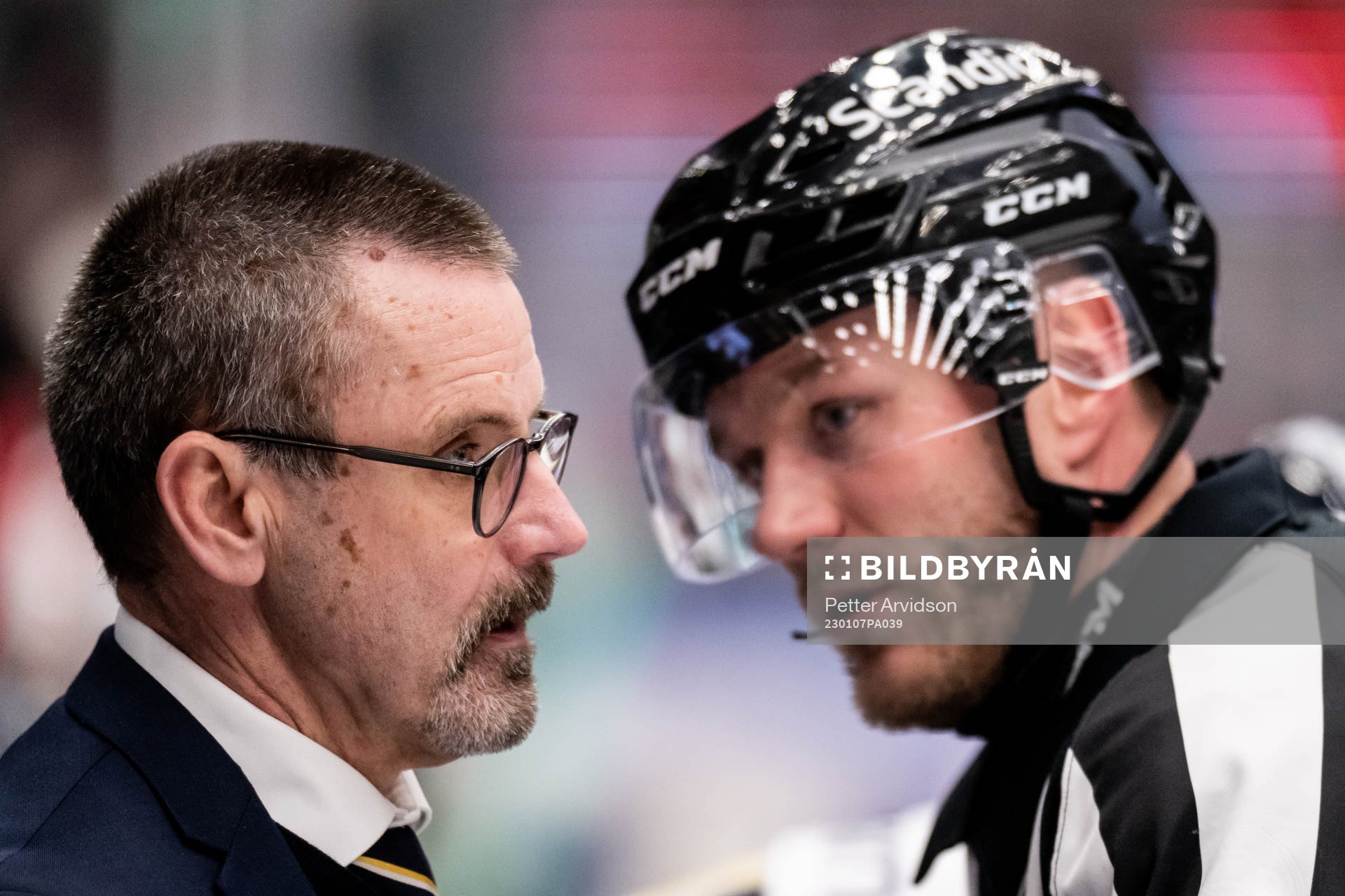 HV71s tränare Tommy Samuelsson i samtal med domare Daniel