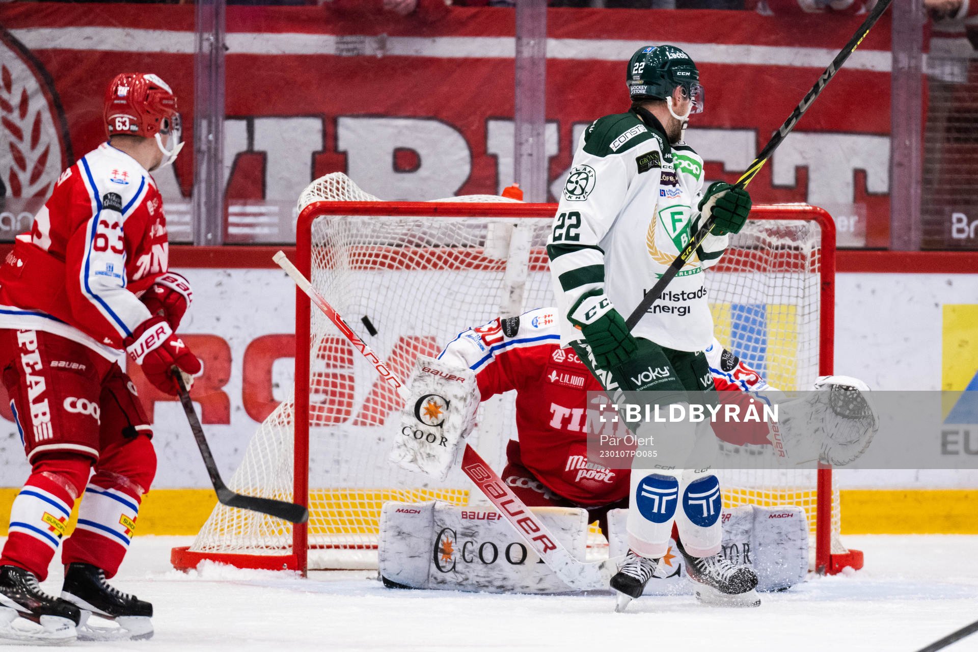 Färjestads Theodor Lennström (ej i bild) gör 3-4 bakom