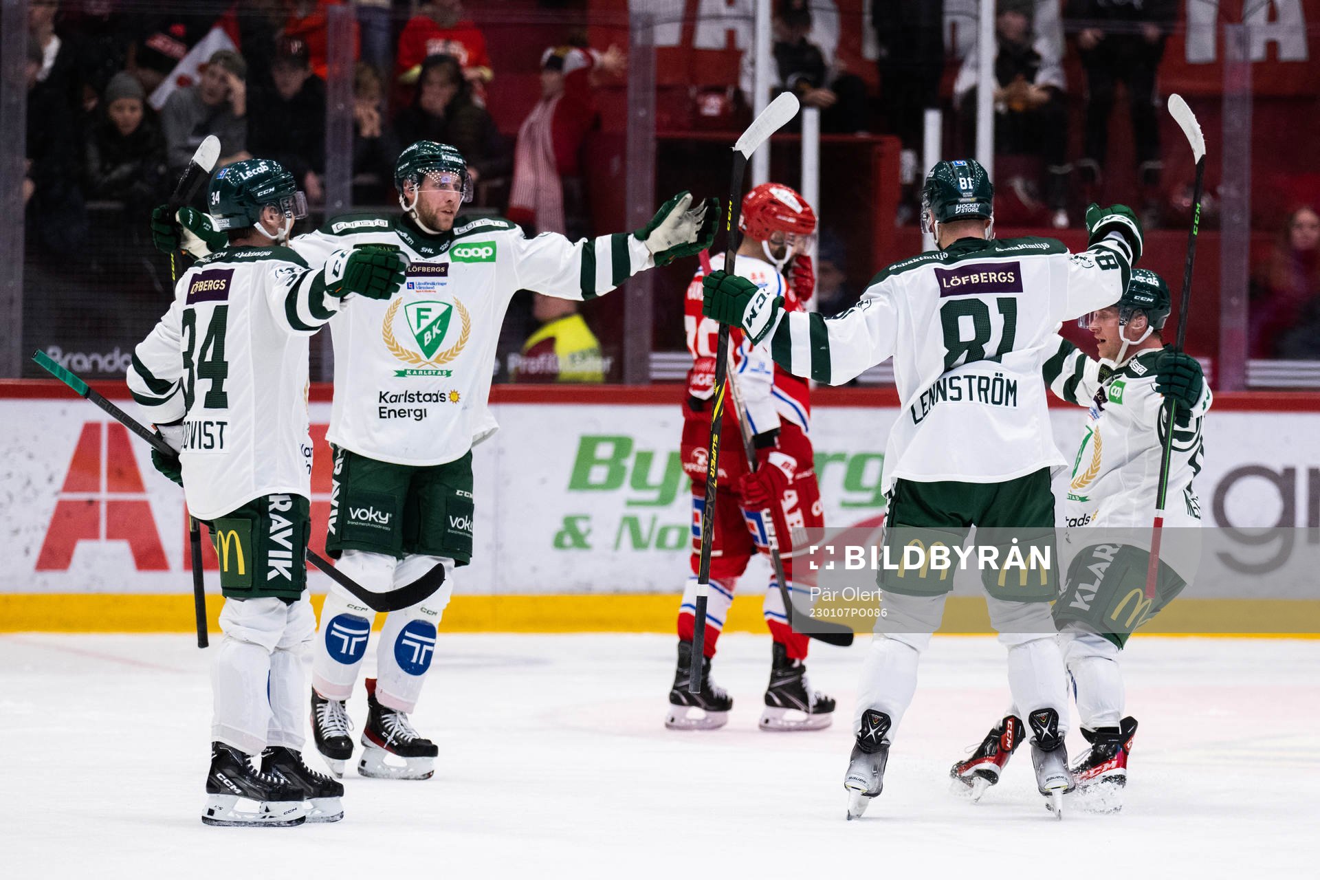 Färjestads Theodor Lennström jublar med lagkamrater