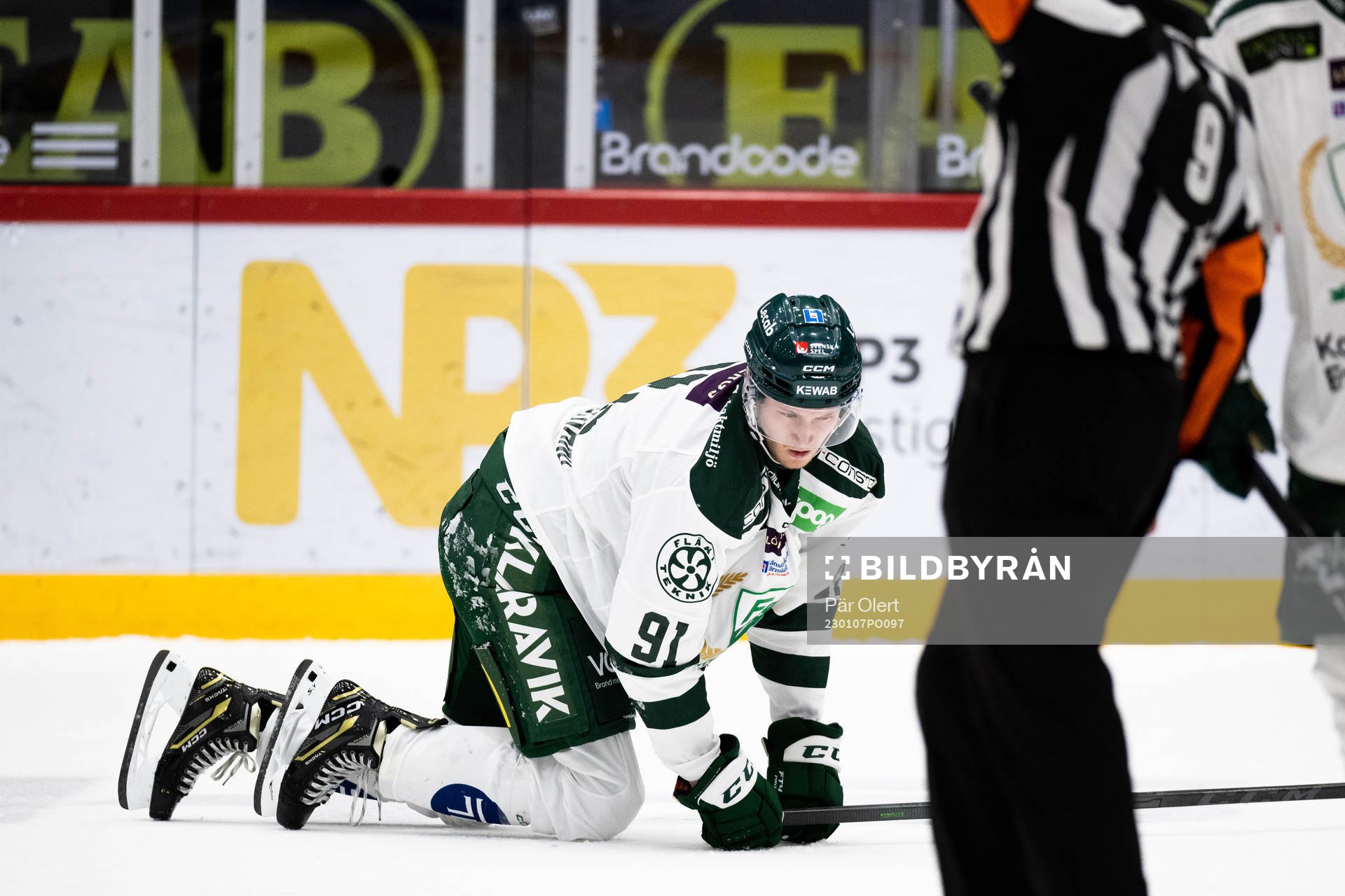 Färjestads Eric Engstrand skadar sig