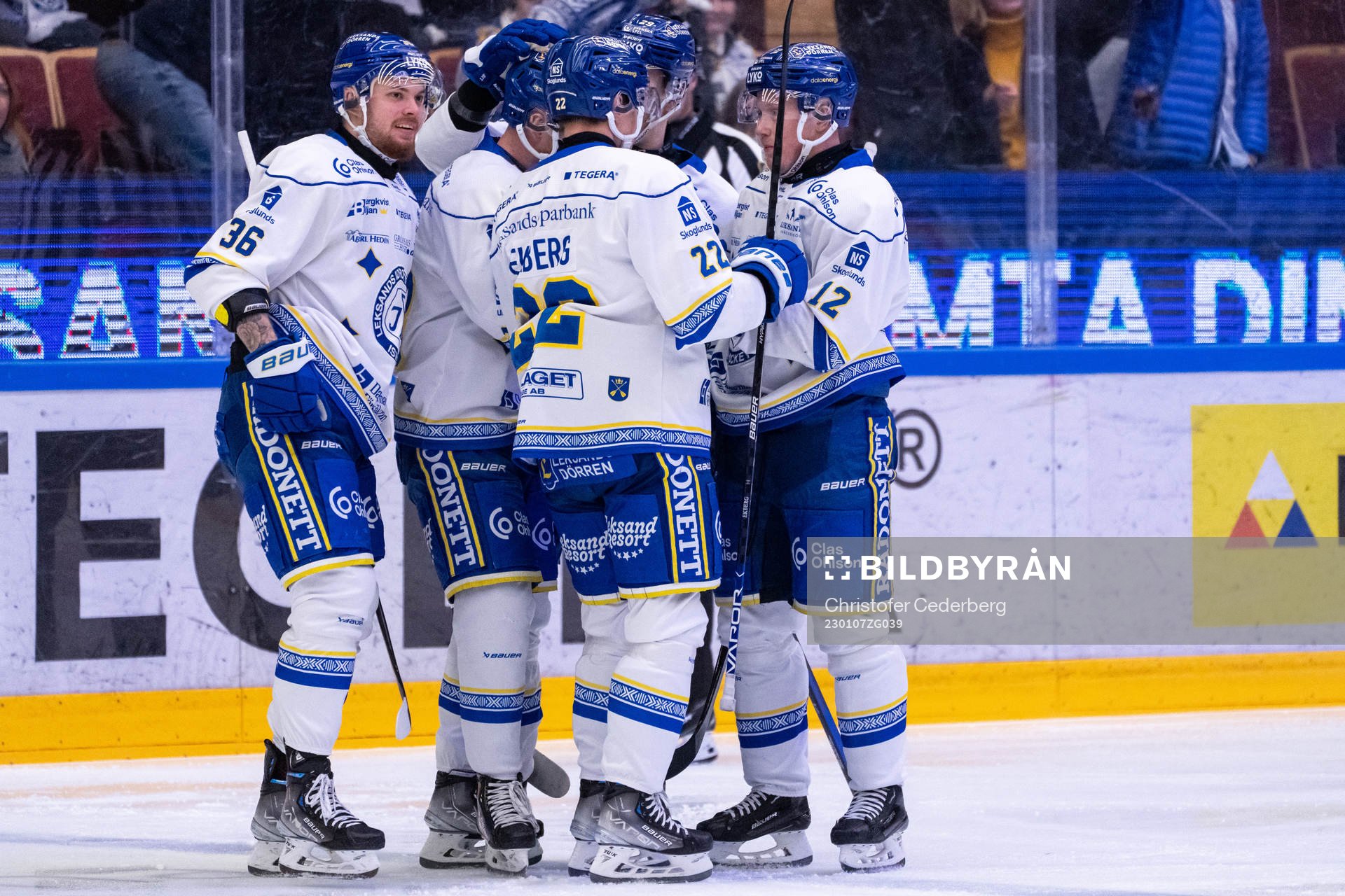 Leksands Olle Alsing jublar med lagkamrater