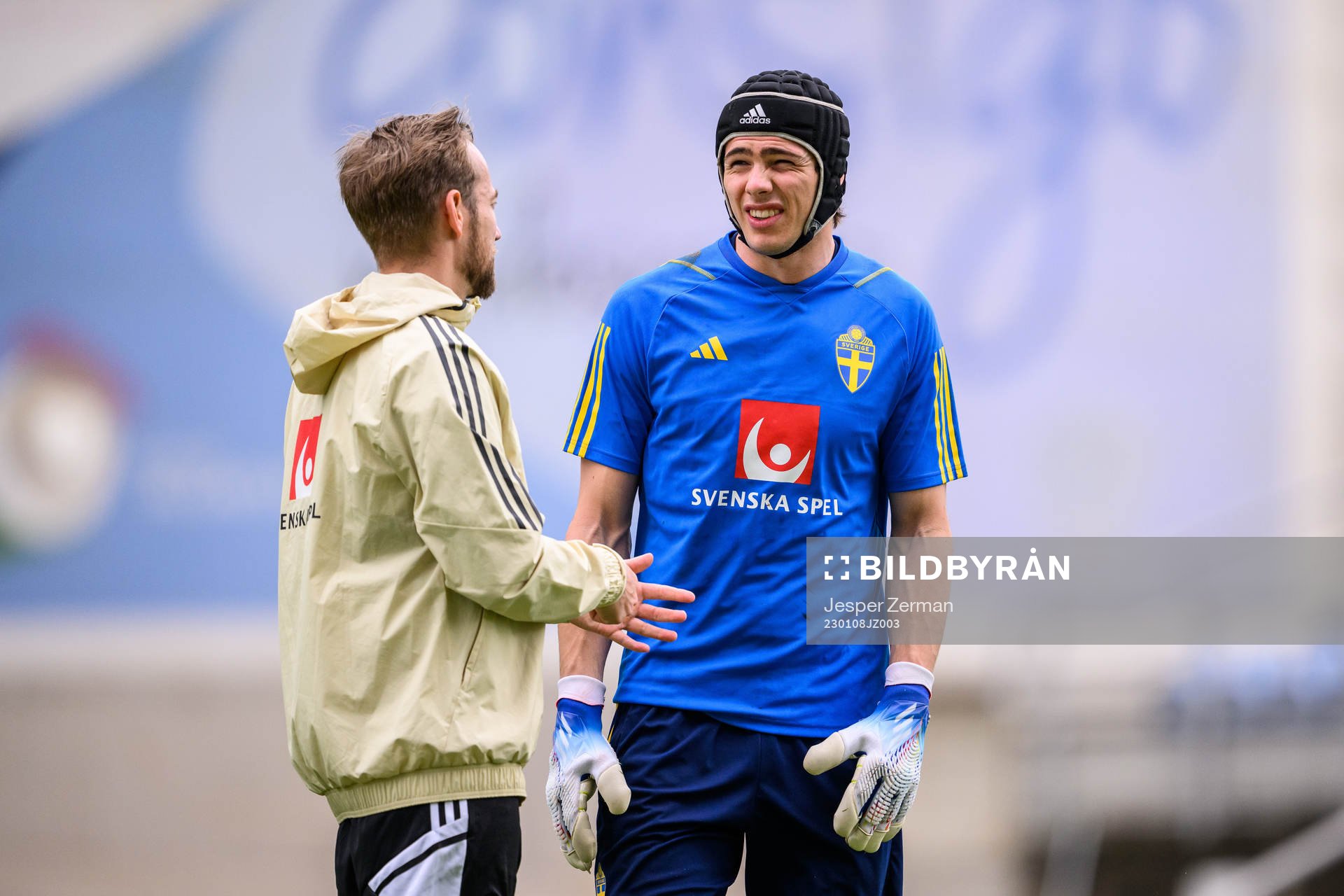 Physiotherapist Christian Andersson and goalkeeper Jacob Widell Zetterström of the Swedish men's football national team in pain at a training session on January 8, 2023 in Faro.