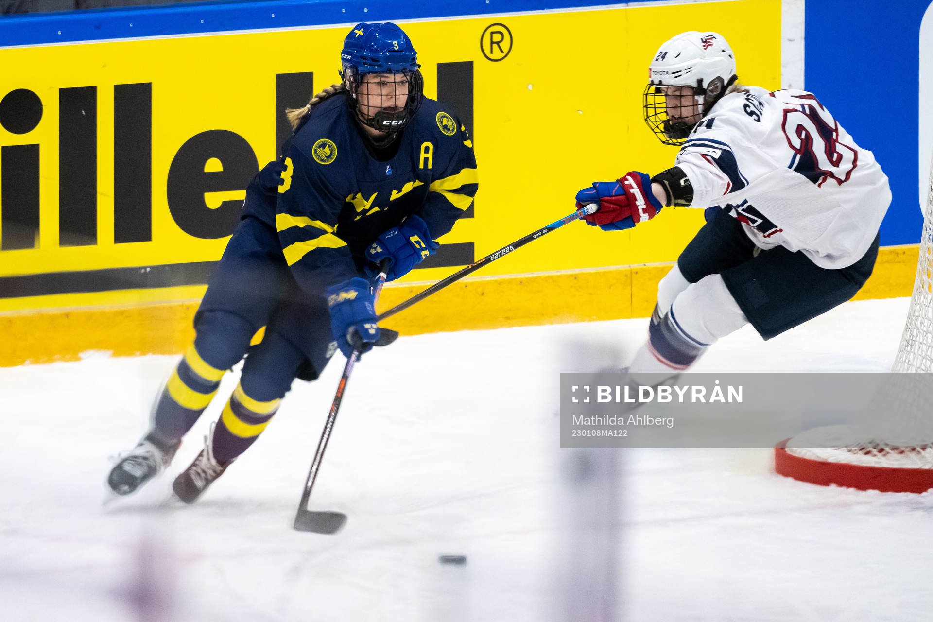 Mira Jungåker of Sweden and Margaret Scannell of USA