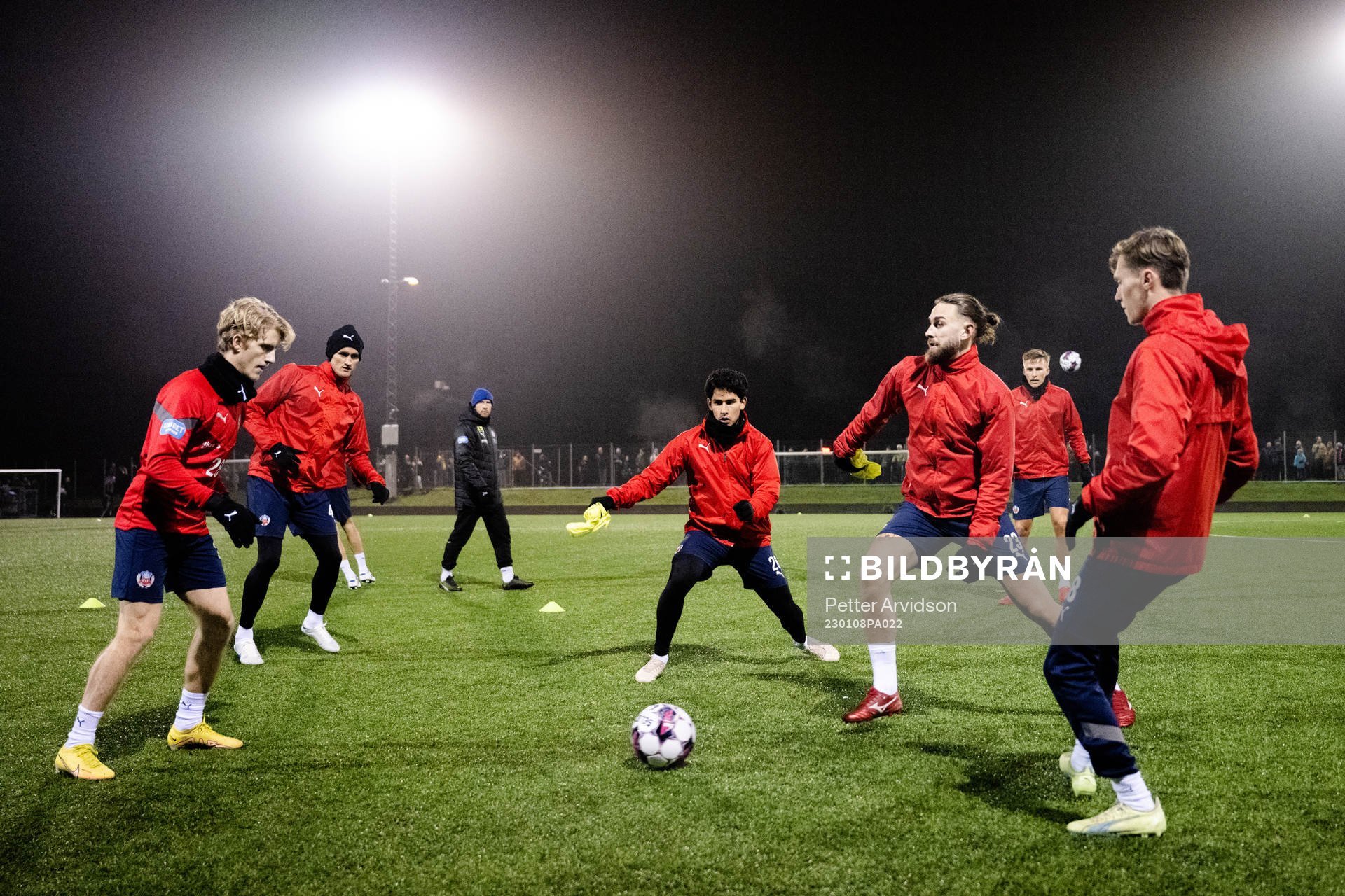 Helsingborgs Victor Göransson och Ali Suljic under en gemensam fotbollsträning med Helsingborgs herr och damlag den 8 januari 2023 i Helsingborg. 