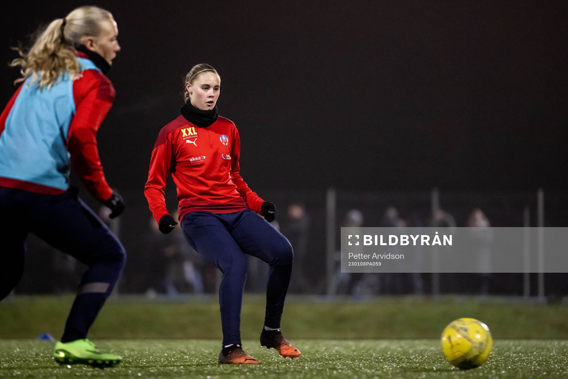 Izabelle Wahlstedt under en gemensam fotbollsträning med Helsingborgs herr och damlag den 8 januari 2023 i Helsingborg. 