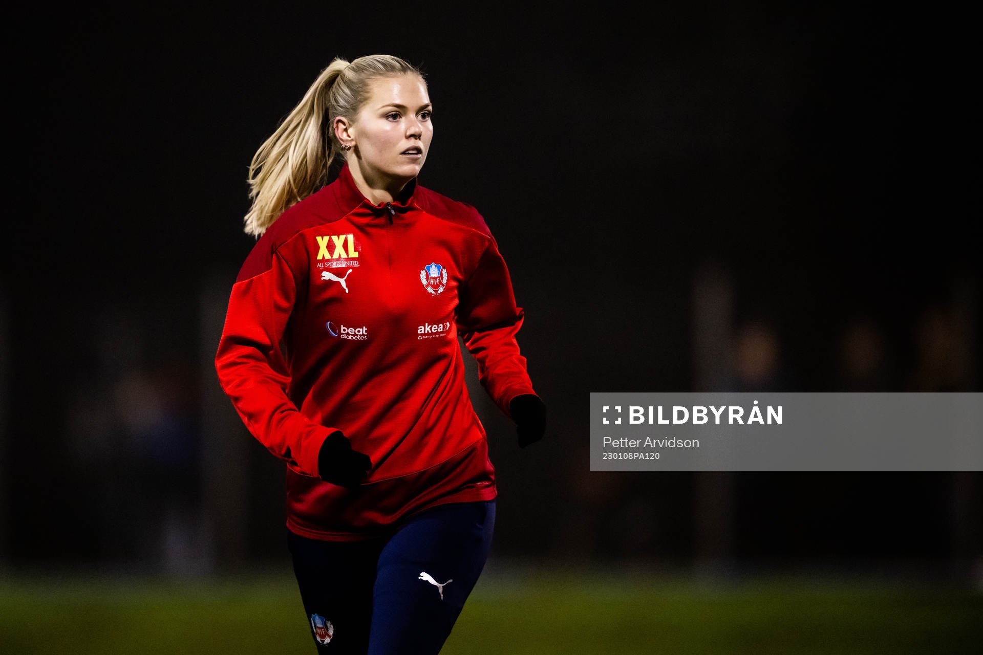 Julia Jonassen under en gemensam fotbollsträning med Helsingborgs herr och damlag den 8 januari 2023 i Helsingborg. 