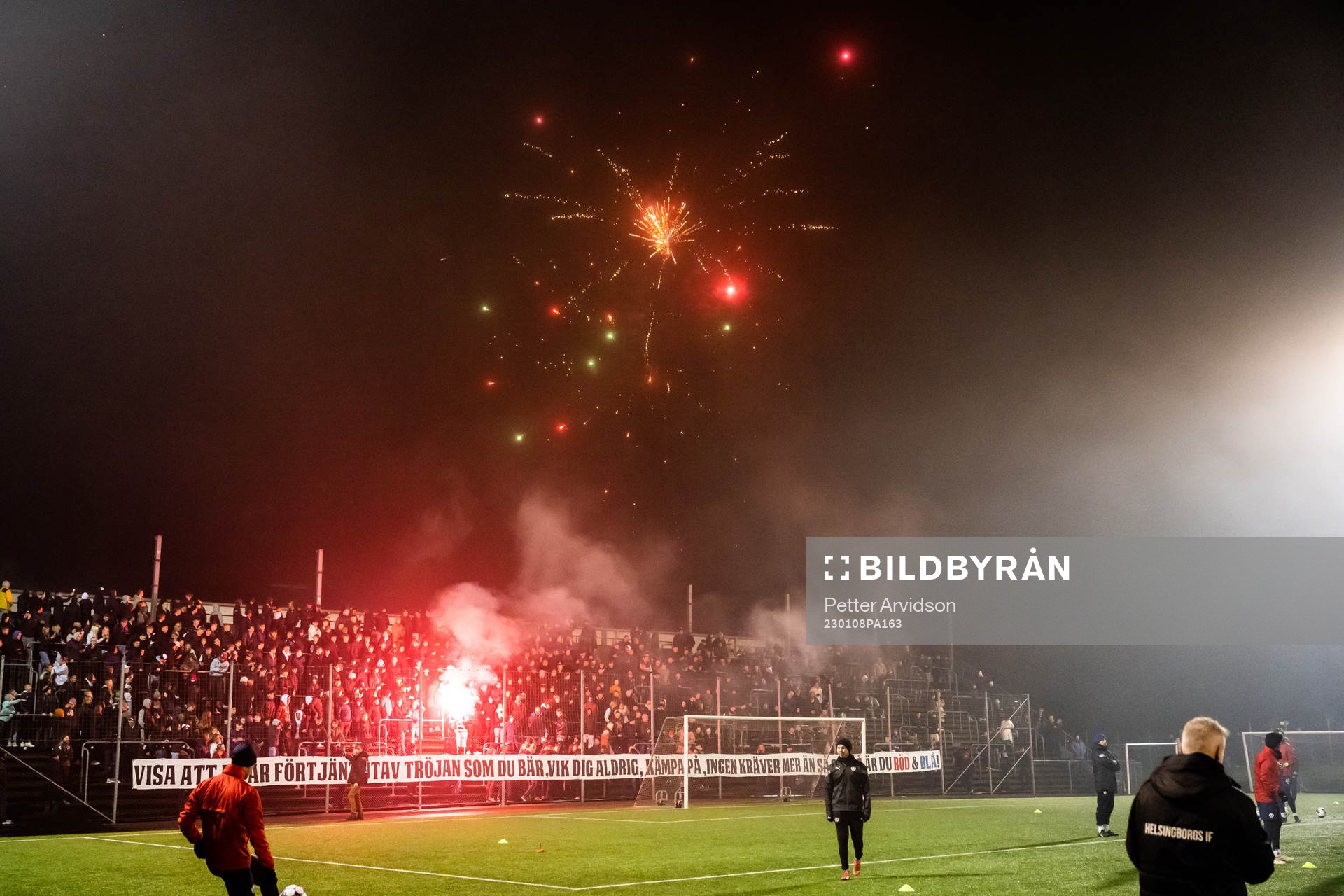 Helsingborgs supportrar med pyro och fyrverkerier