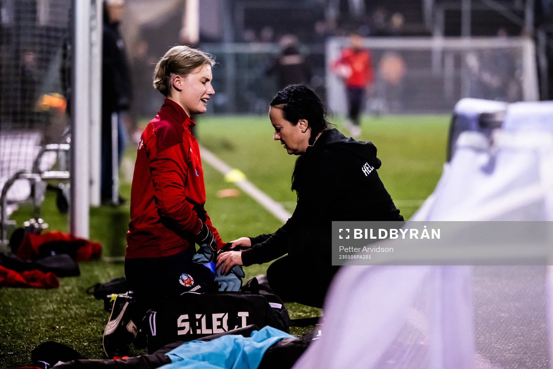 Målvakt Amanda Bäckström har ont