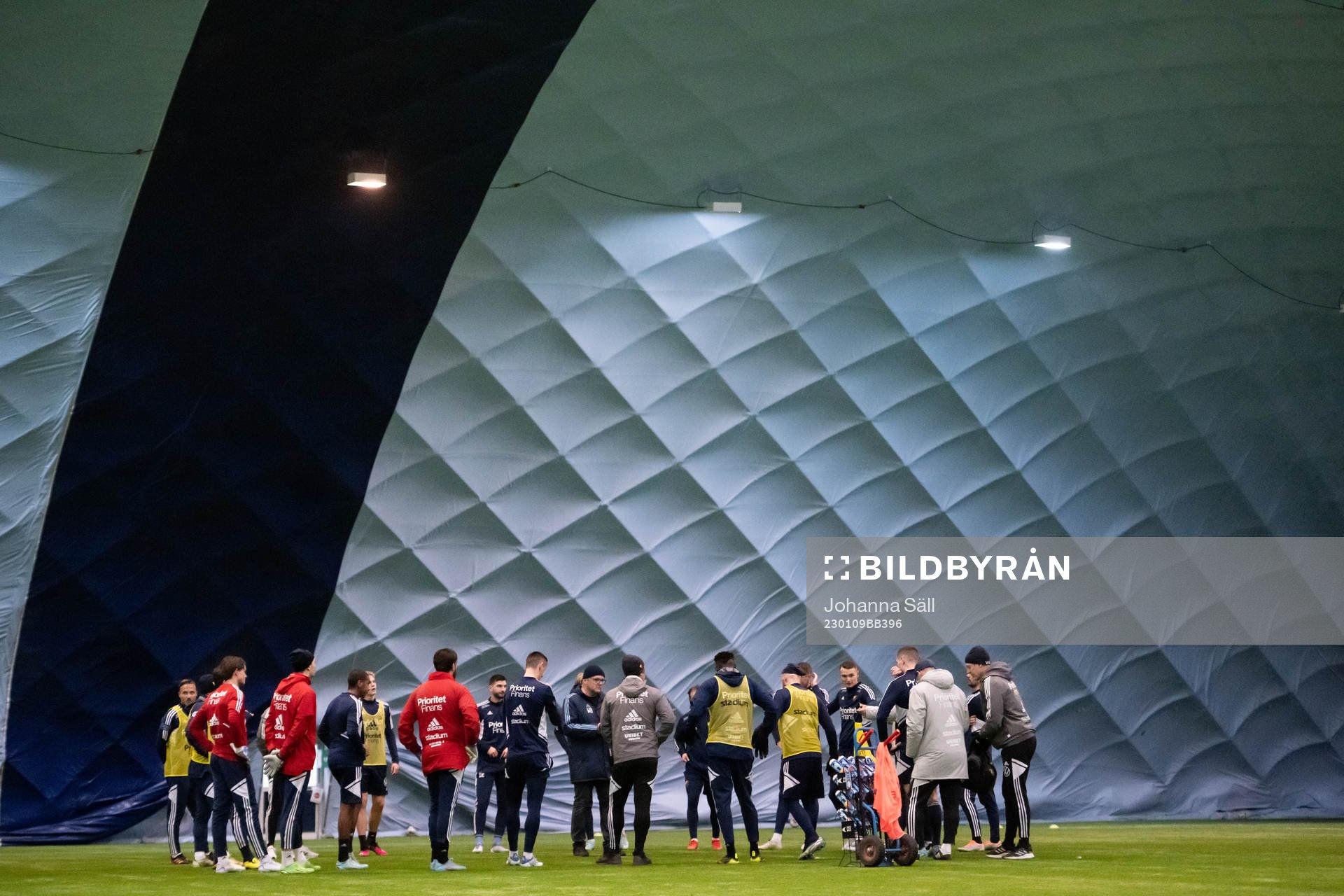 Spelarna samlade under en träning med Djurgården den 9 januari 2023 i Stockholm. 