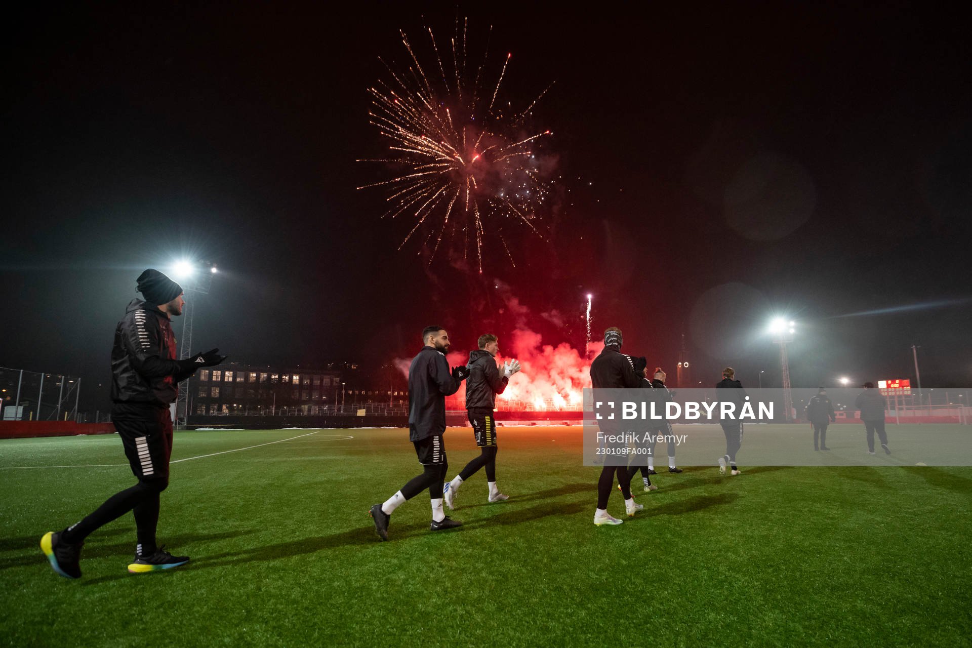GAIS spelare välkomnas av fyrverkerier