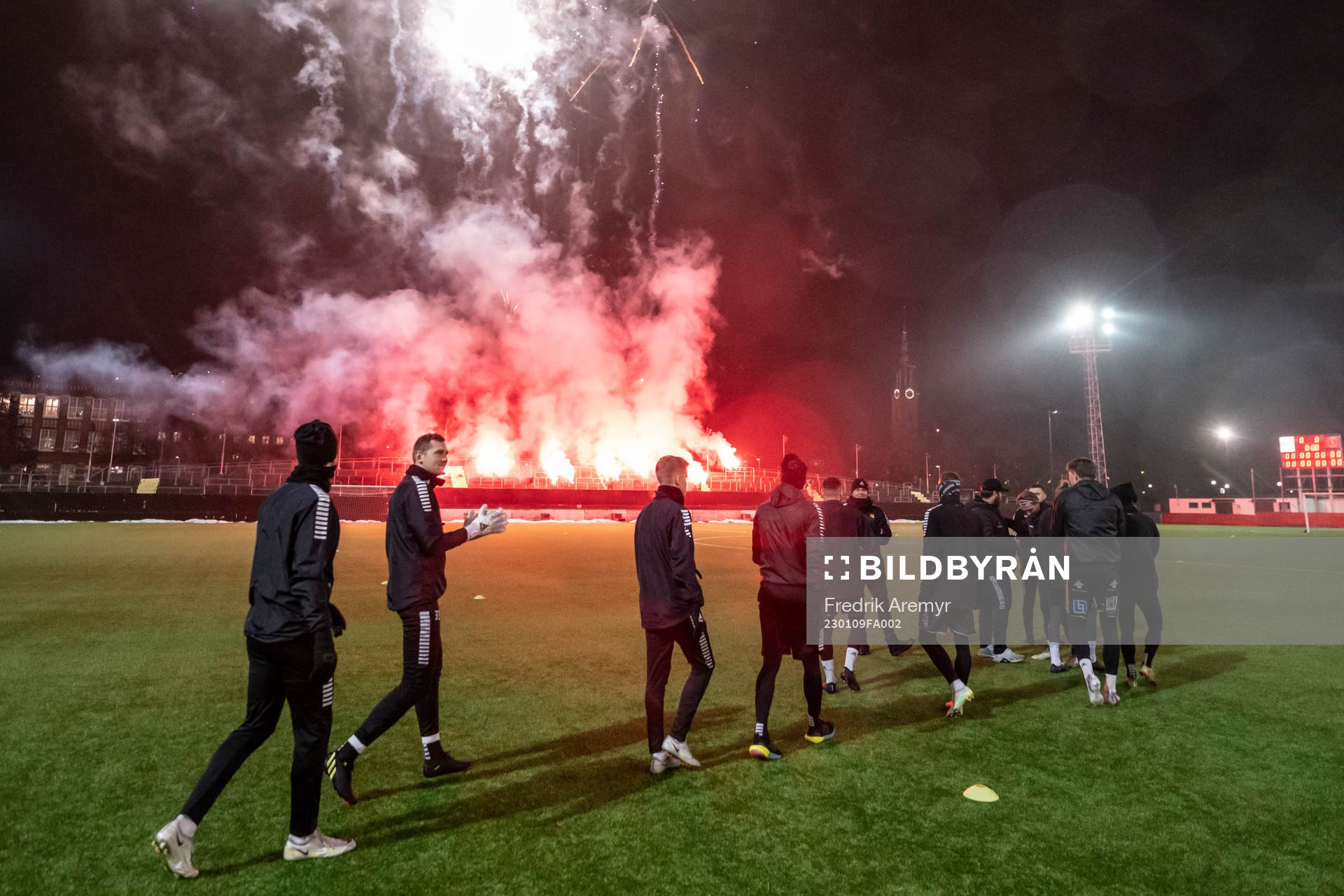 GAIS spelare välkomnas av fyrverkerier
