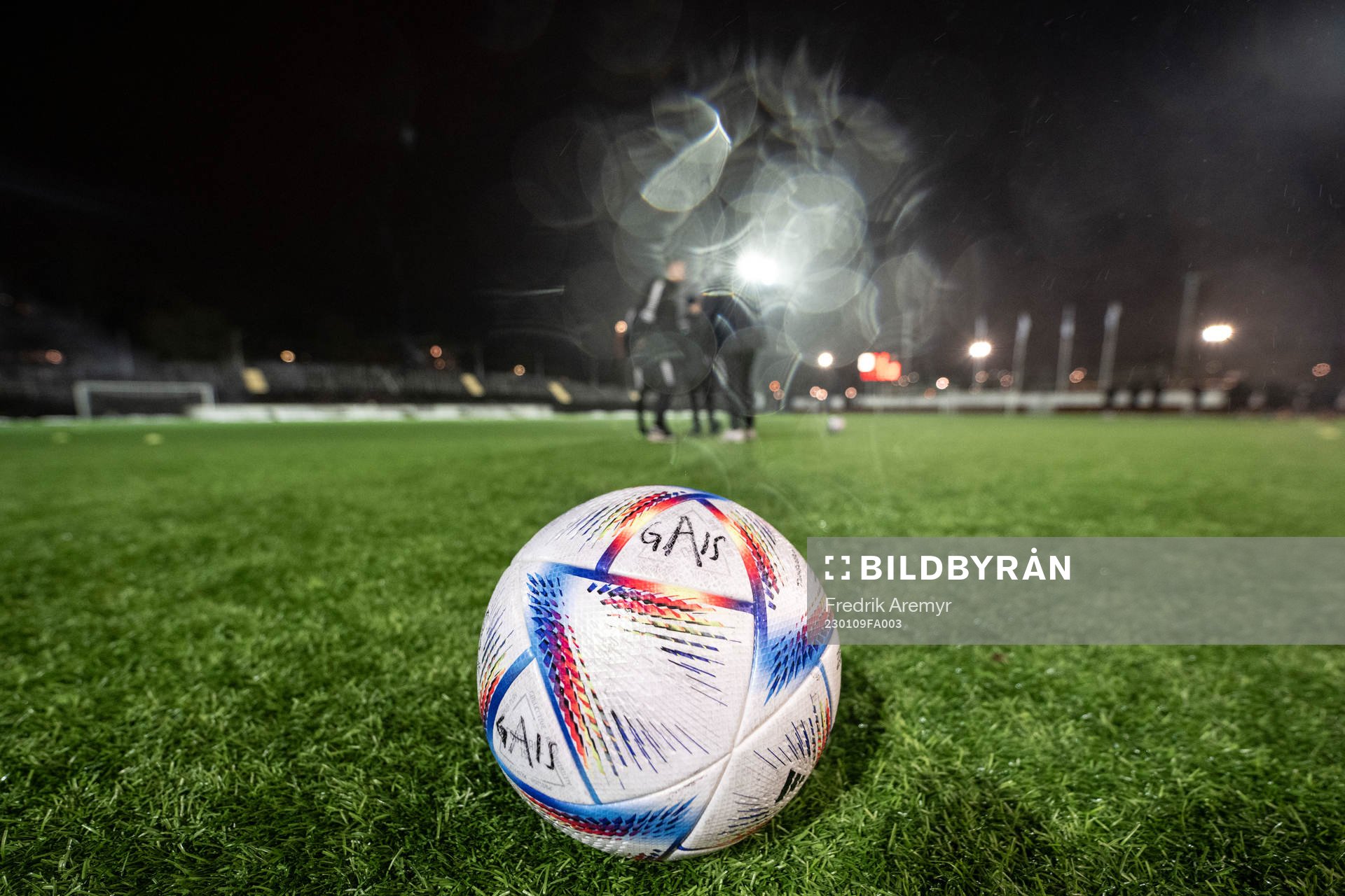 En boll under en träning med GAIS den 9 januari 2023 i Göteborg. 