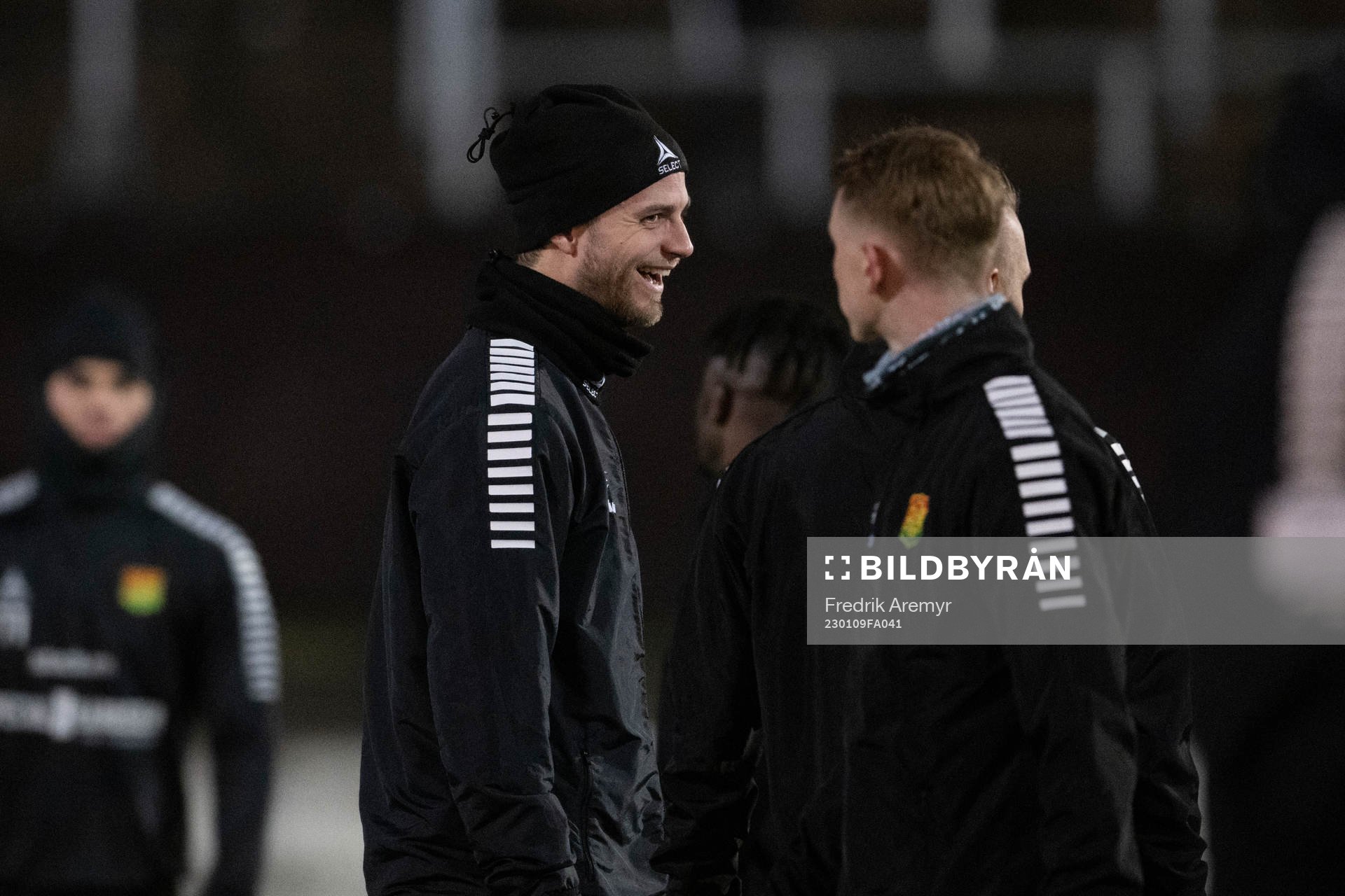 Gustav Lundgren skrattar under en träning med GAIS den 9 januari 2023 i Göteborg. 