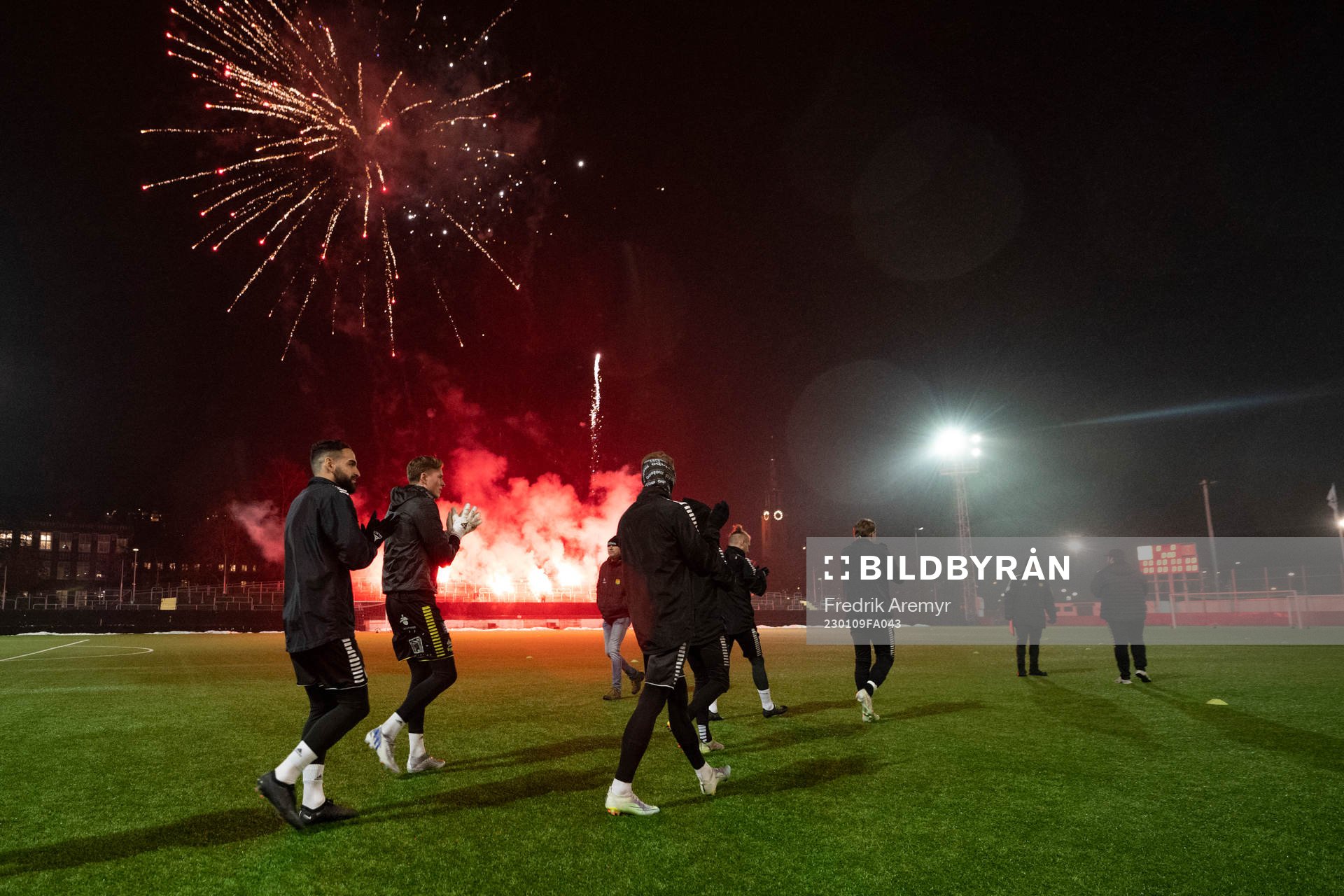 spelarna välkomnas av fyrverkerier