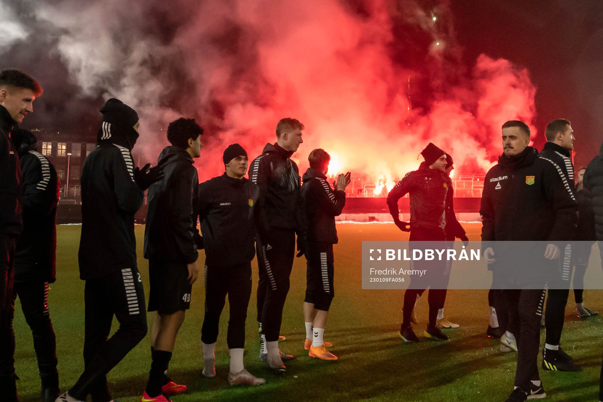 Spelarna välkomnas av fyrverkerier
