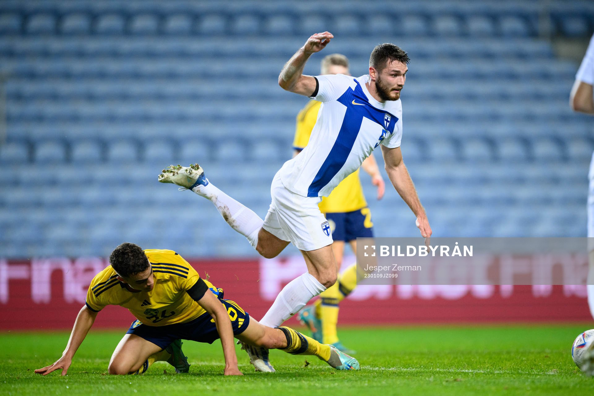 Yasin Ayari of Sweden and Arttu Hoskonen of Finland