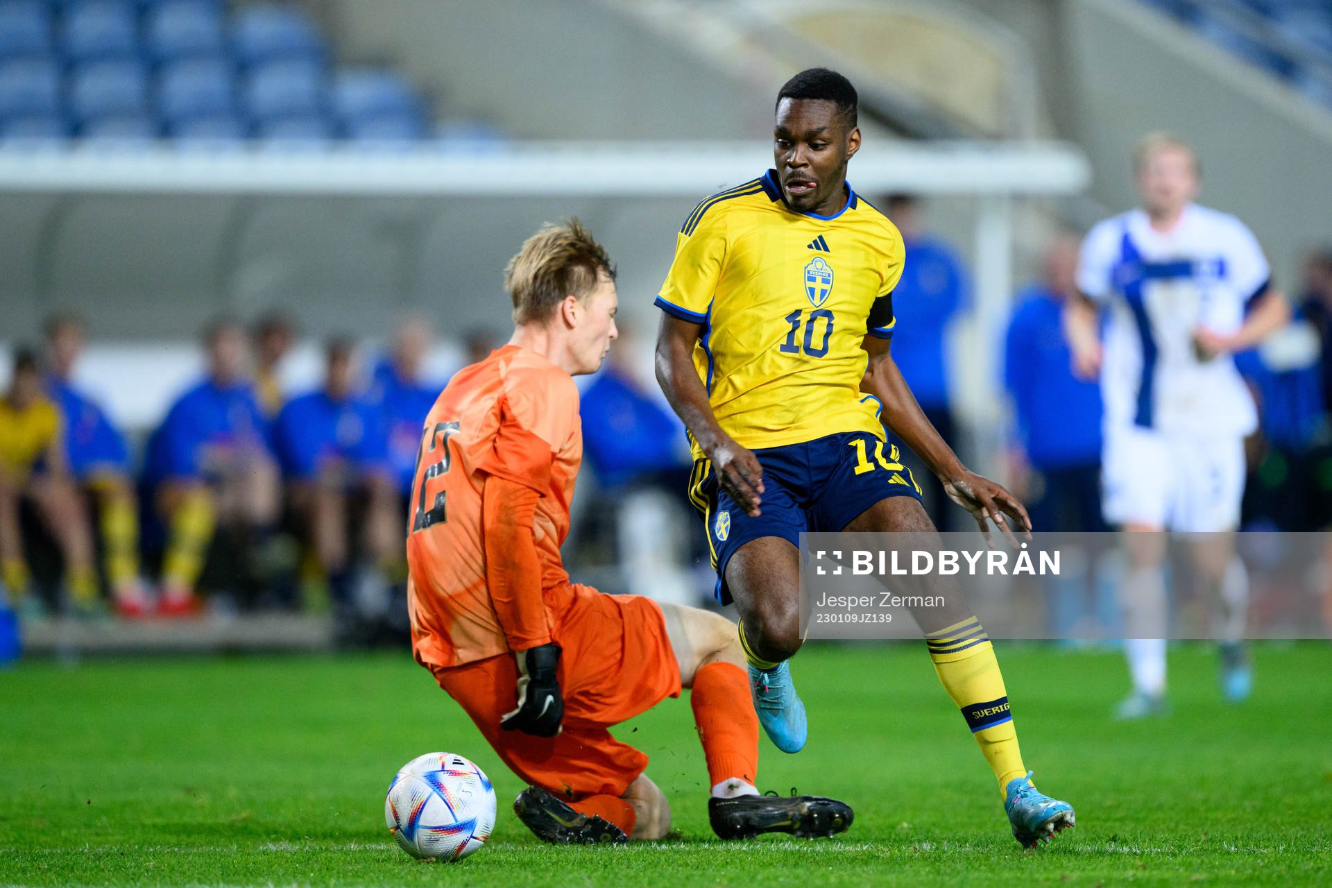 Joel Asoro of Sweden scores 2-0 behind goalkeeper Lucas Bergström of Finland during the international friendly football match between Sweden and Finland on January 9, 2023 in Faro.