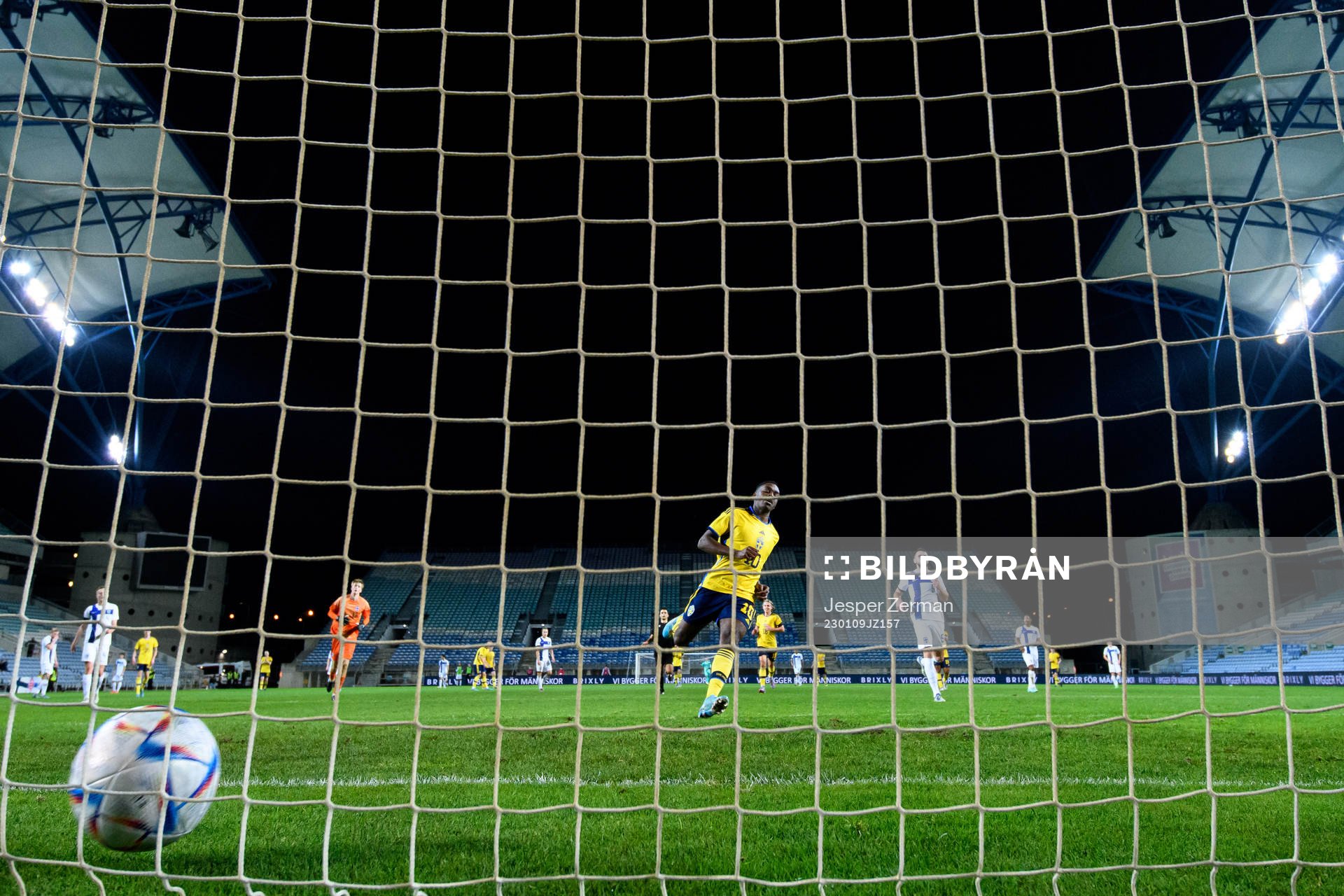 Joel Asoro of Sweden scores 2-0
