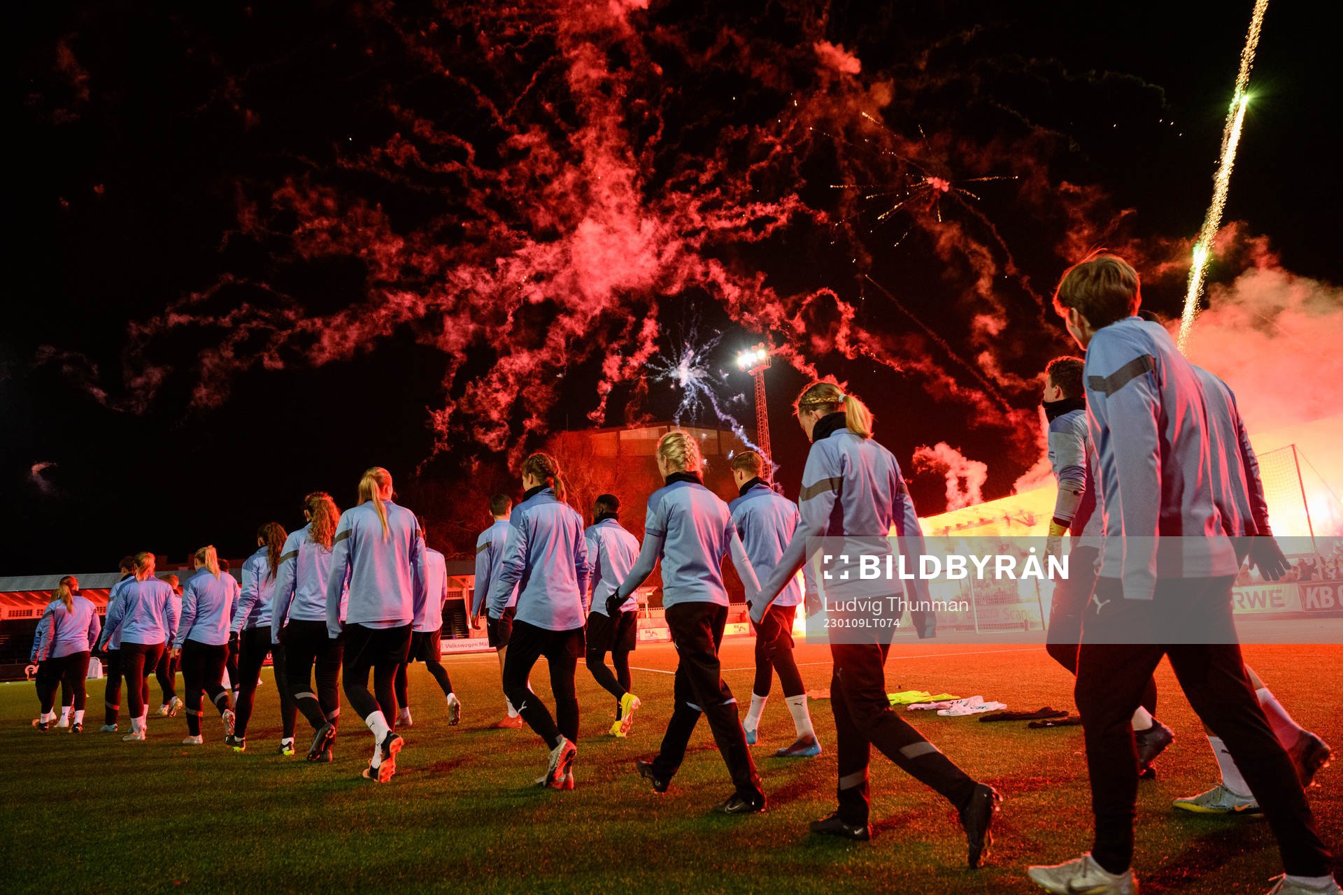 Fyrverkerier på himlen medan spelarna går in på planen innan en fotbollsträning med Malmö FF den 9 januari 2023 i Malmö. 