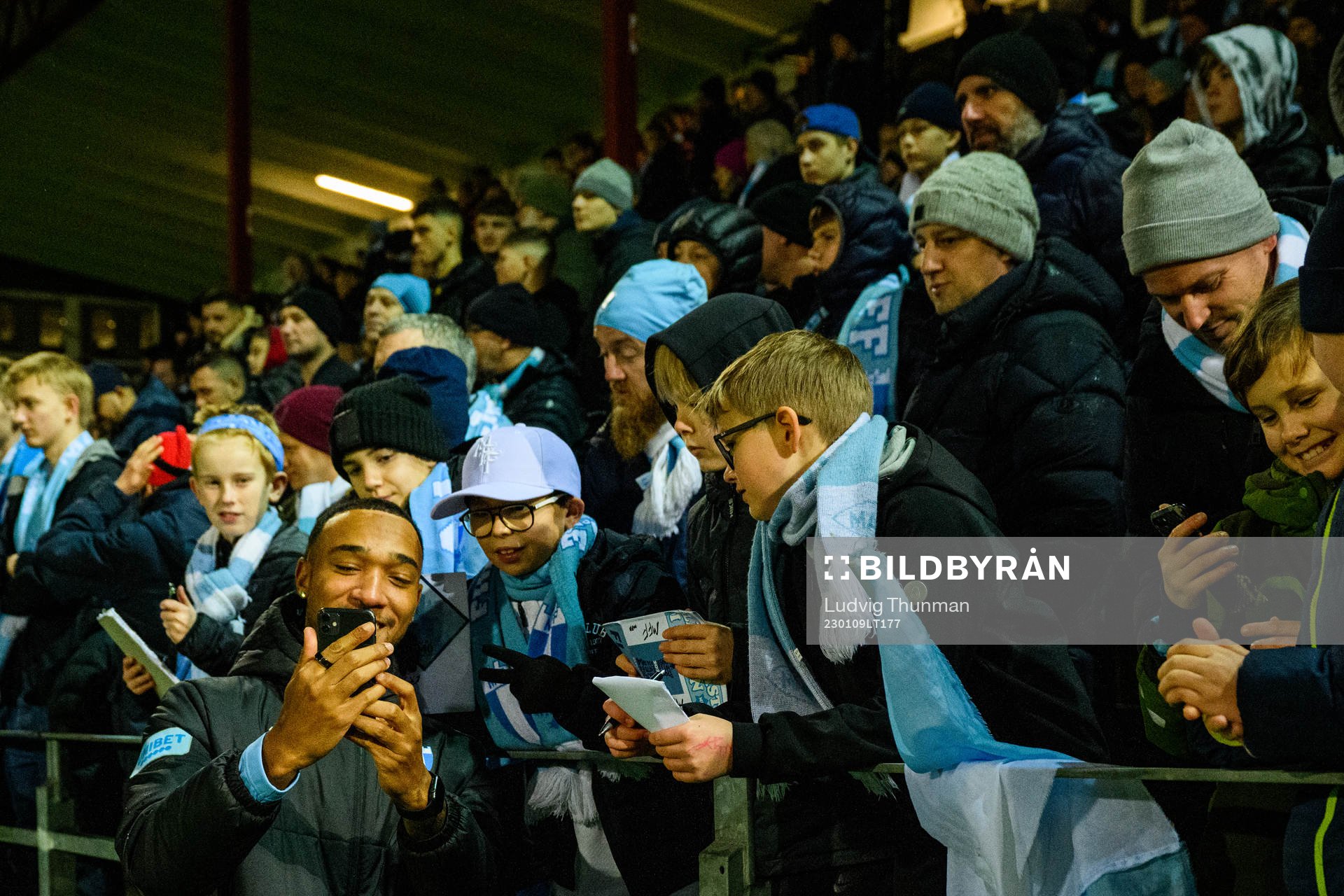 Derek Cornelius tar selfies med supportrar