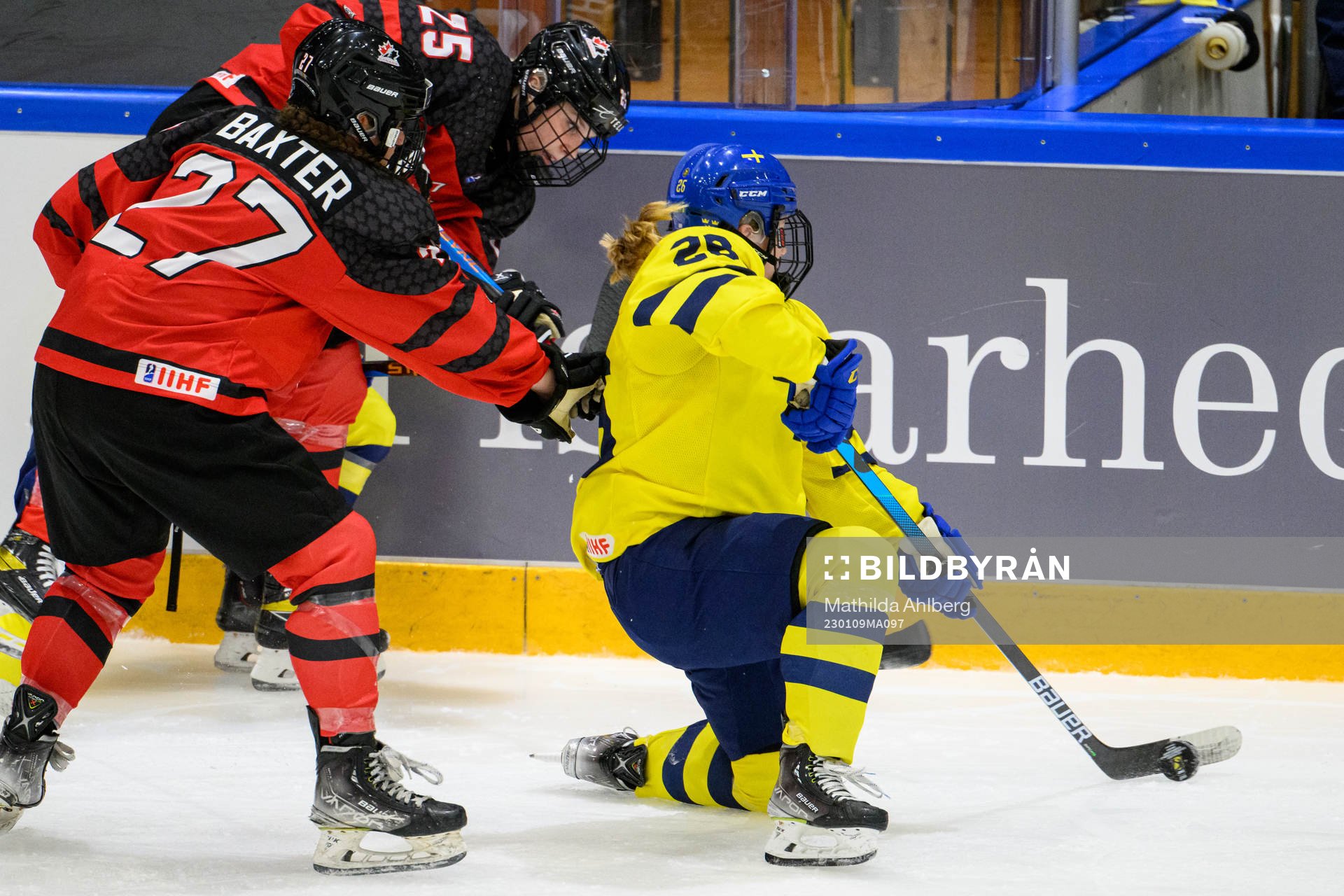 Gracie Graham of Canada and Moa Gustafsson of Sweden