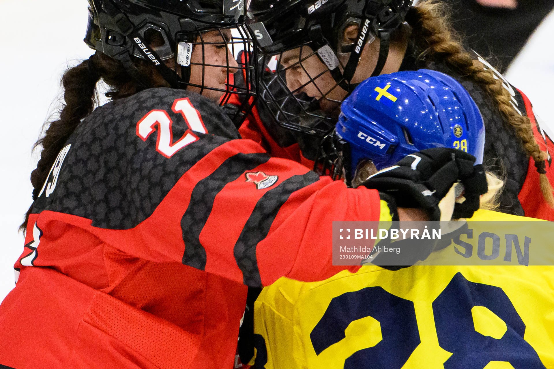 Emma Venusio of Canada and Moa Gustafsson of Sweden