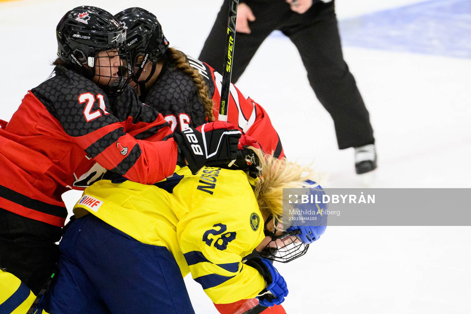 Emma Venusio of Canada and Moa Gustafsson of Sweden