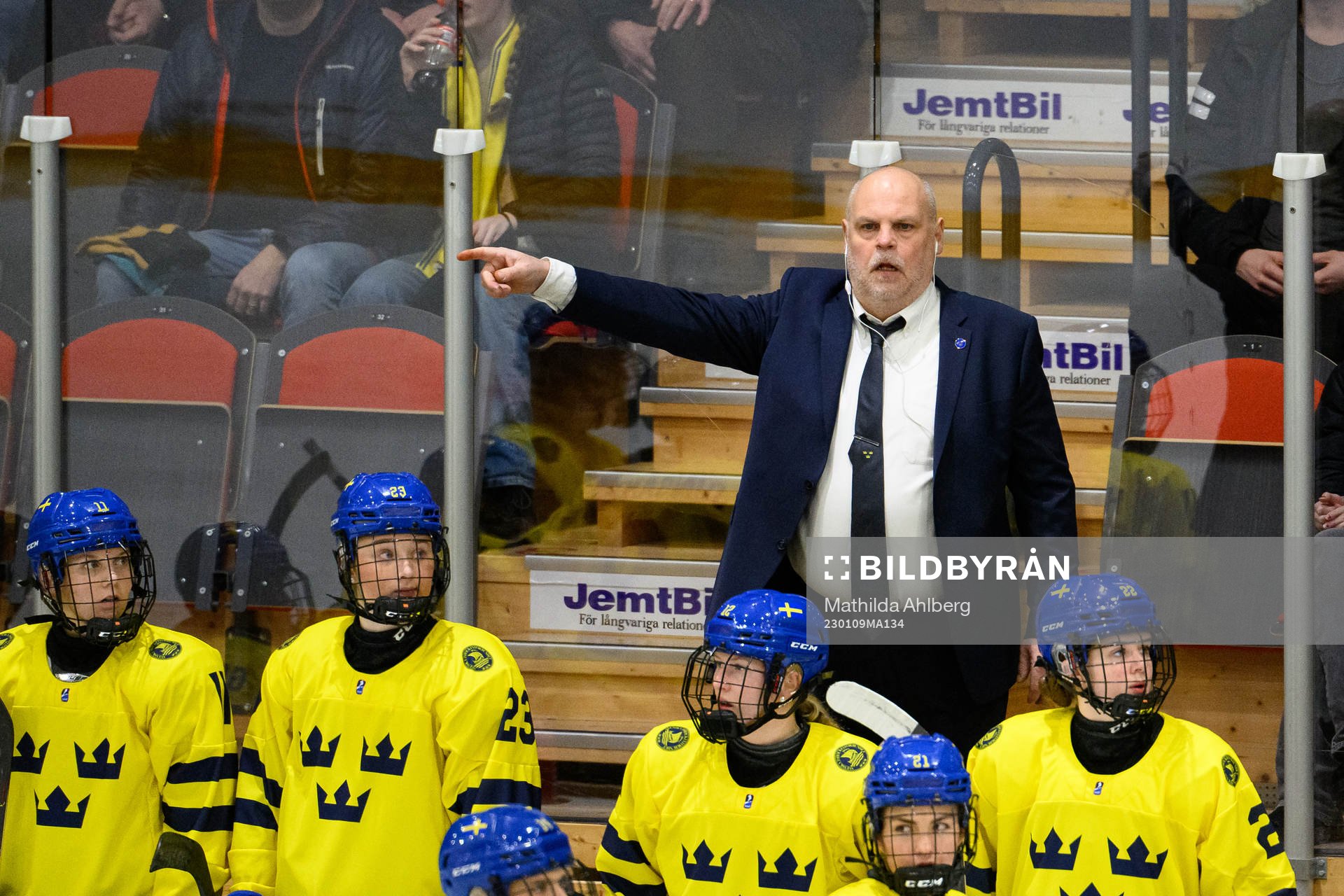 assistant coach Ulf Hall reacts