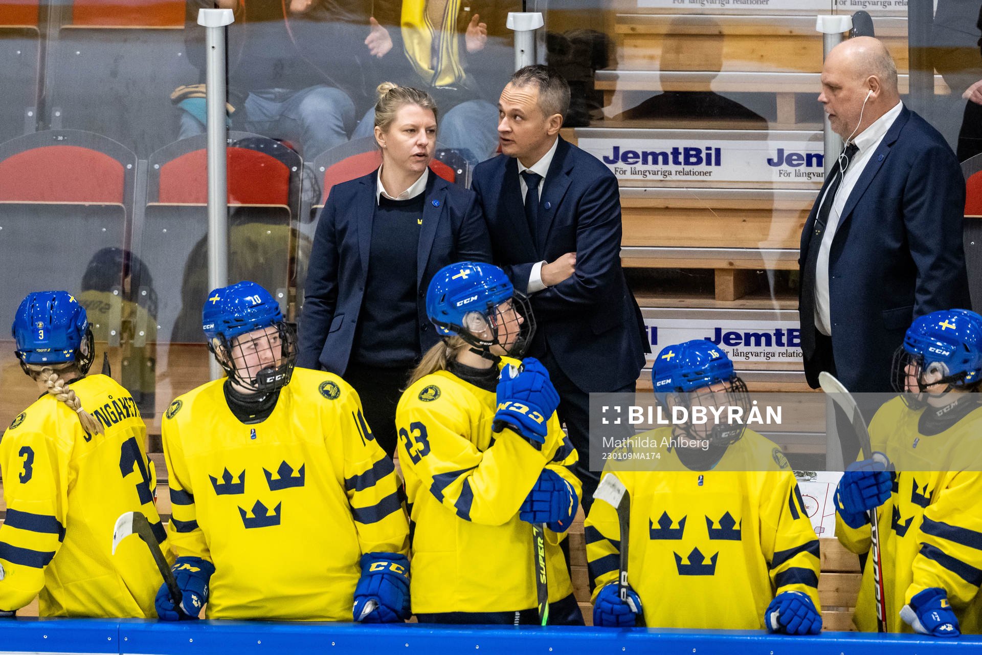 Assistant coach Pernilla Winberg and head coach Andreas