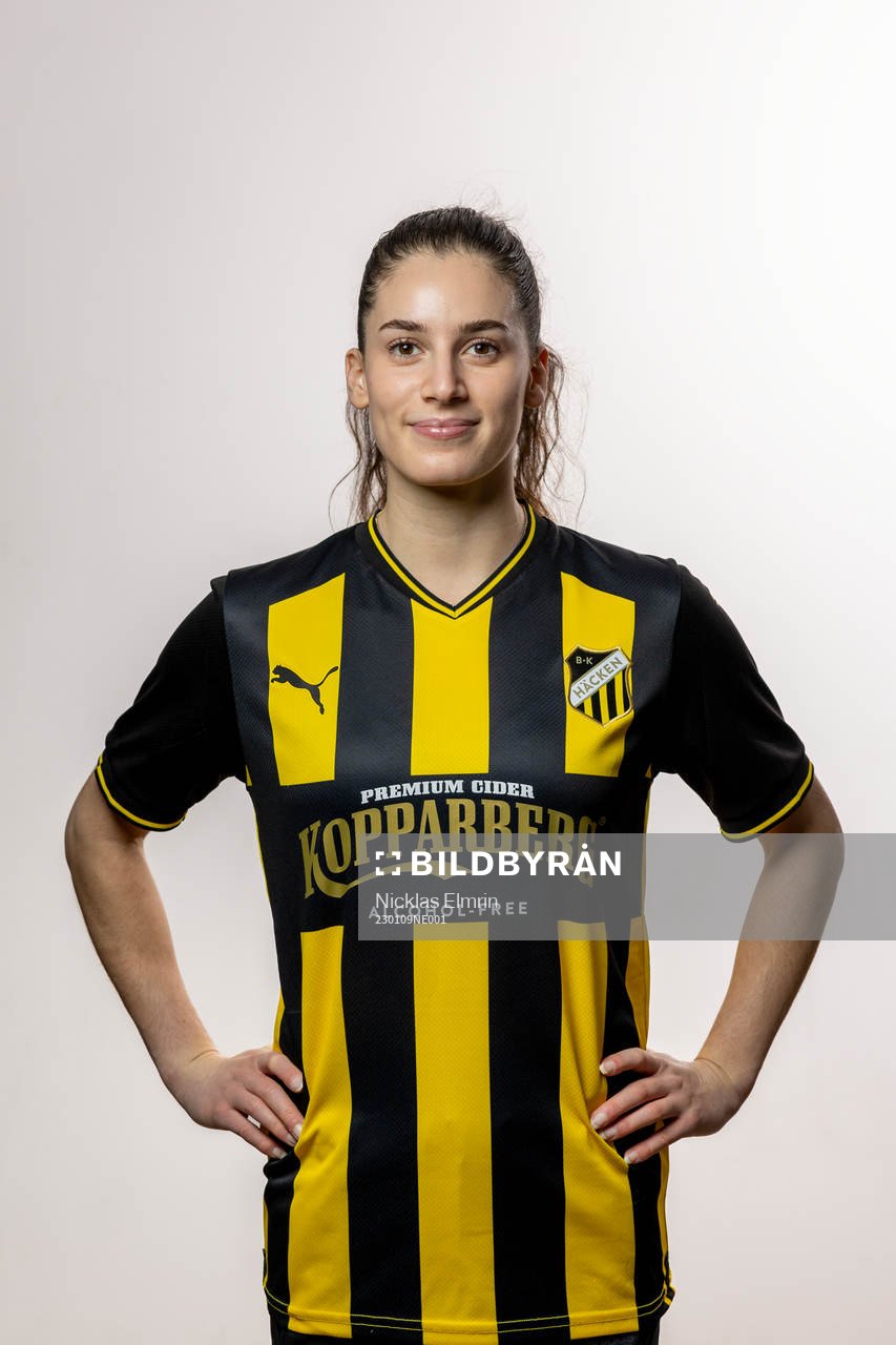 Clarissa Larisey poserar för porträtt i samband med att hon presenteras som nyförvärv av BK Häcken den 9 januari 2023 i Göteborg. 