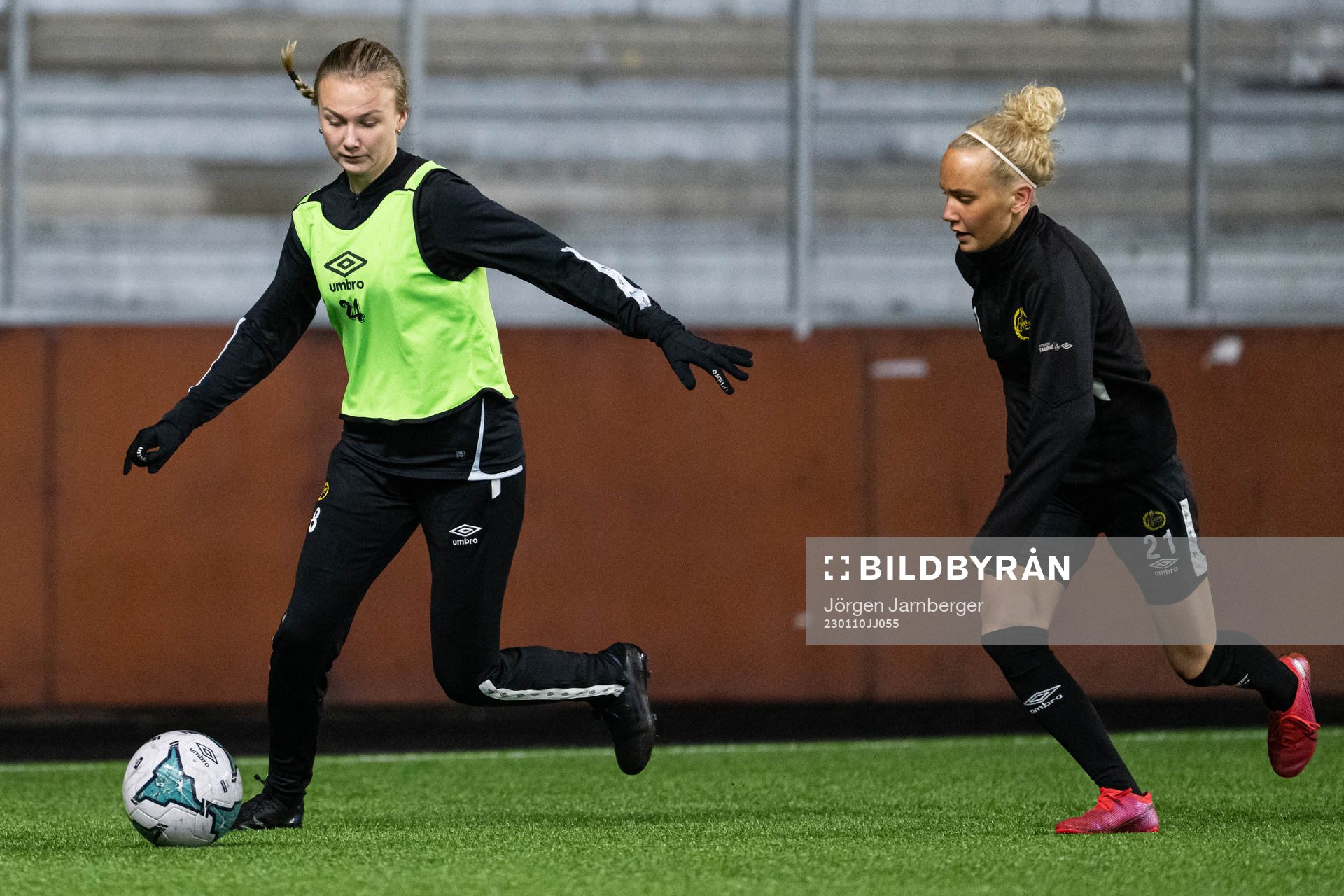 Linn Sångberg och Tea Skoglund under en träning med Elfsborg den 10 januari 2023 i Borås. 