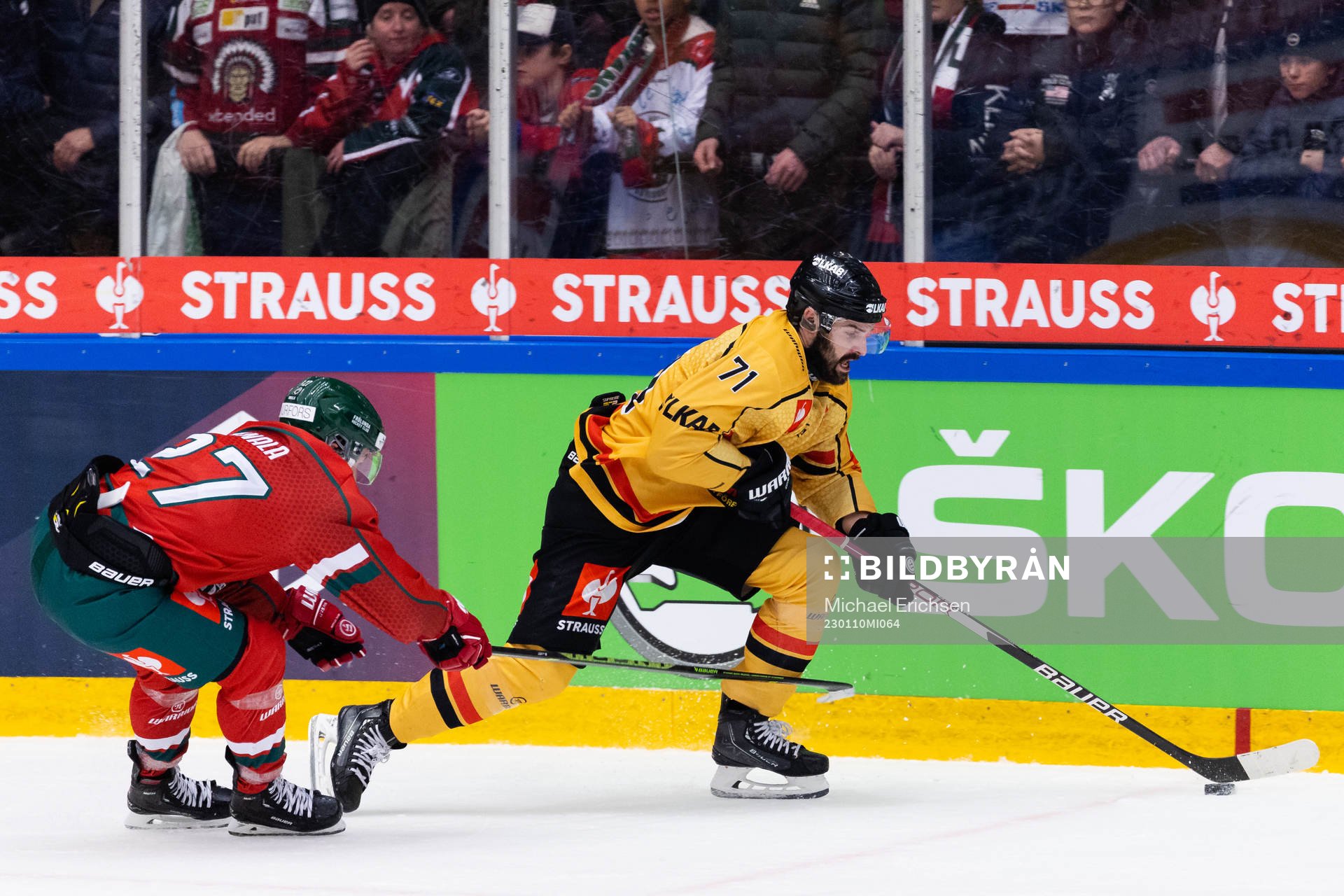 Jere Innala of Frölunda  and Linus Fröberg of Luleå
