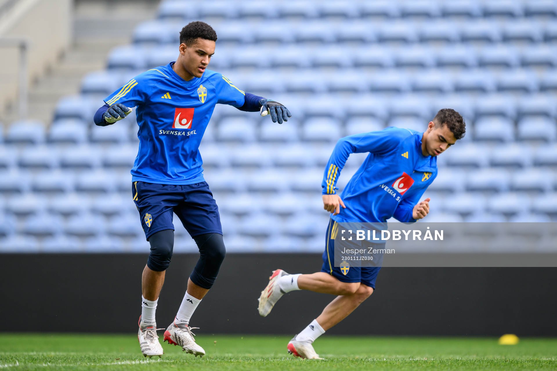 goalkeeper Oliver Dovin and Yasin Ayari of the Swedish