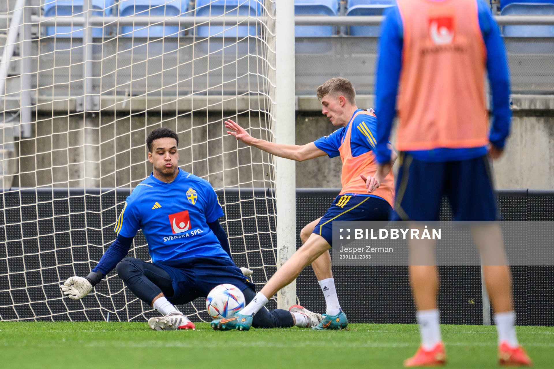 goalkeeper Oliver Dovin and Alexander Bernhardsson of the