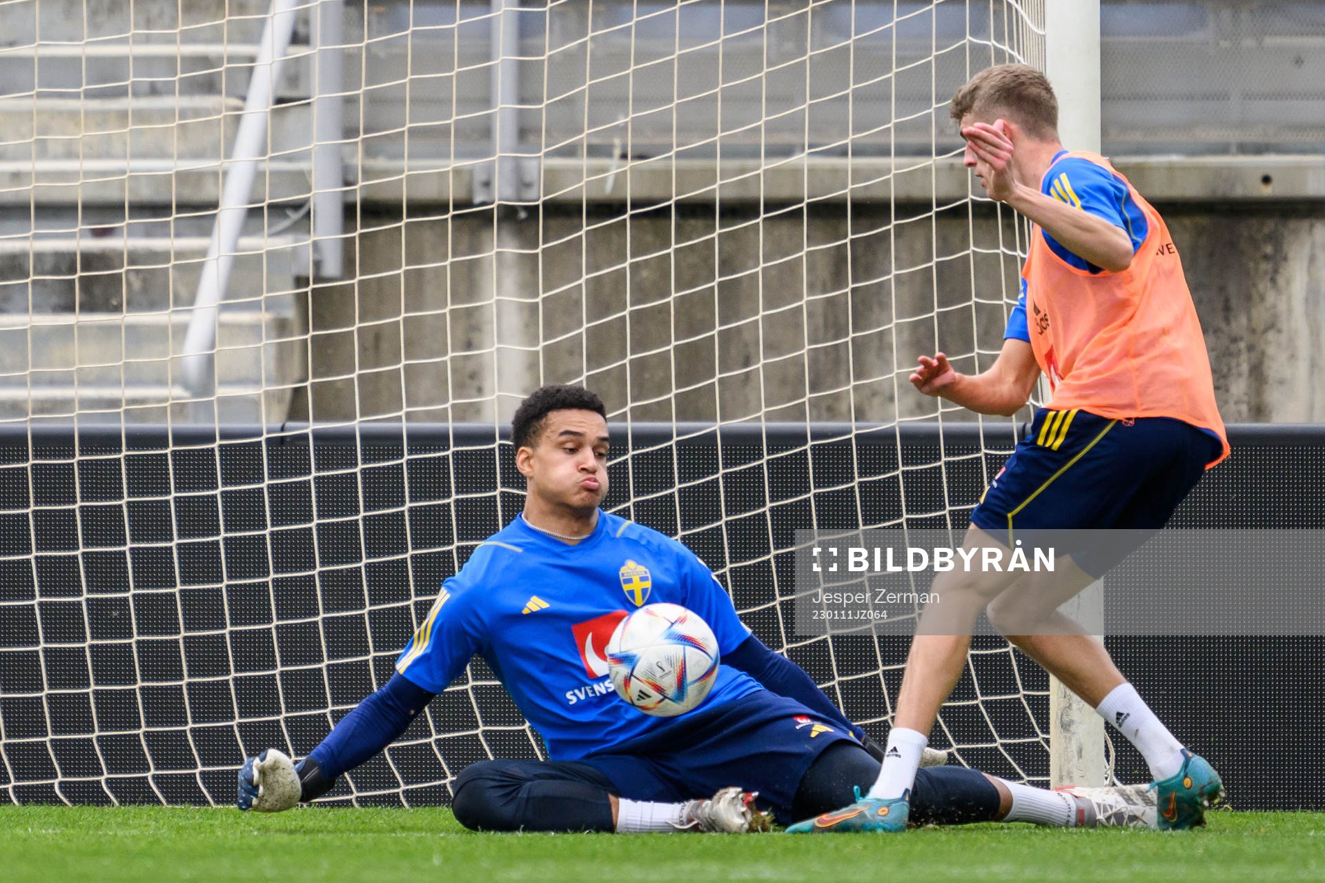 goalkeeper Oliver Dovin and Alexander Bernhardsson of the