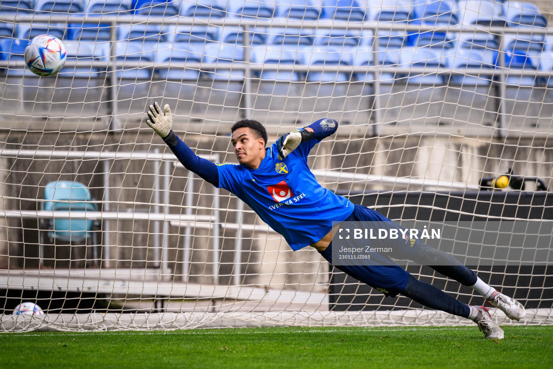 goalkeeper Oliver Dovin of the Swedish men's football national team at a training session on January 11, 2023 in Faro. 