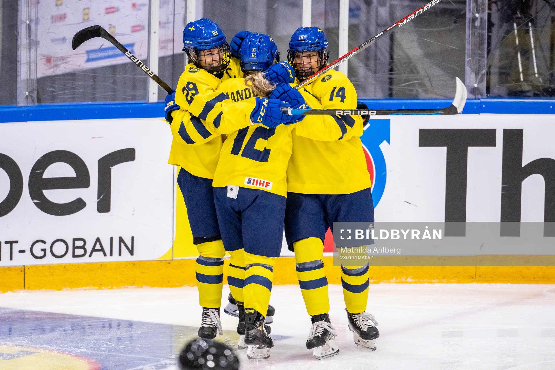 Stina Andersson celebrate with Stella Lindell and Tilde