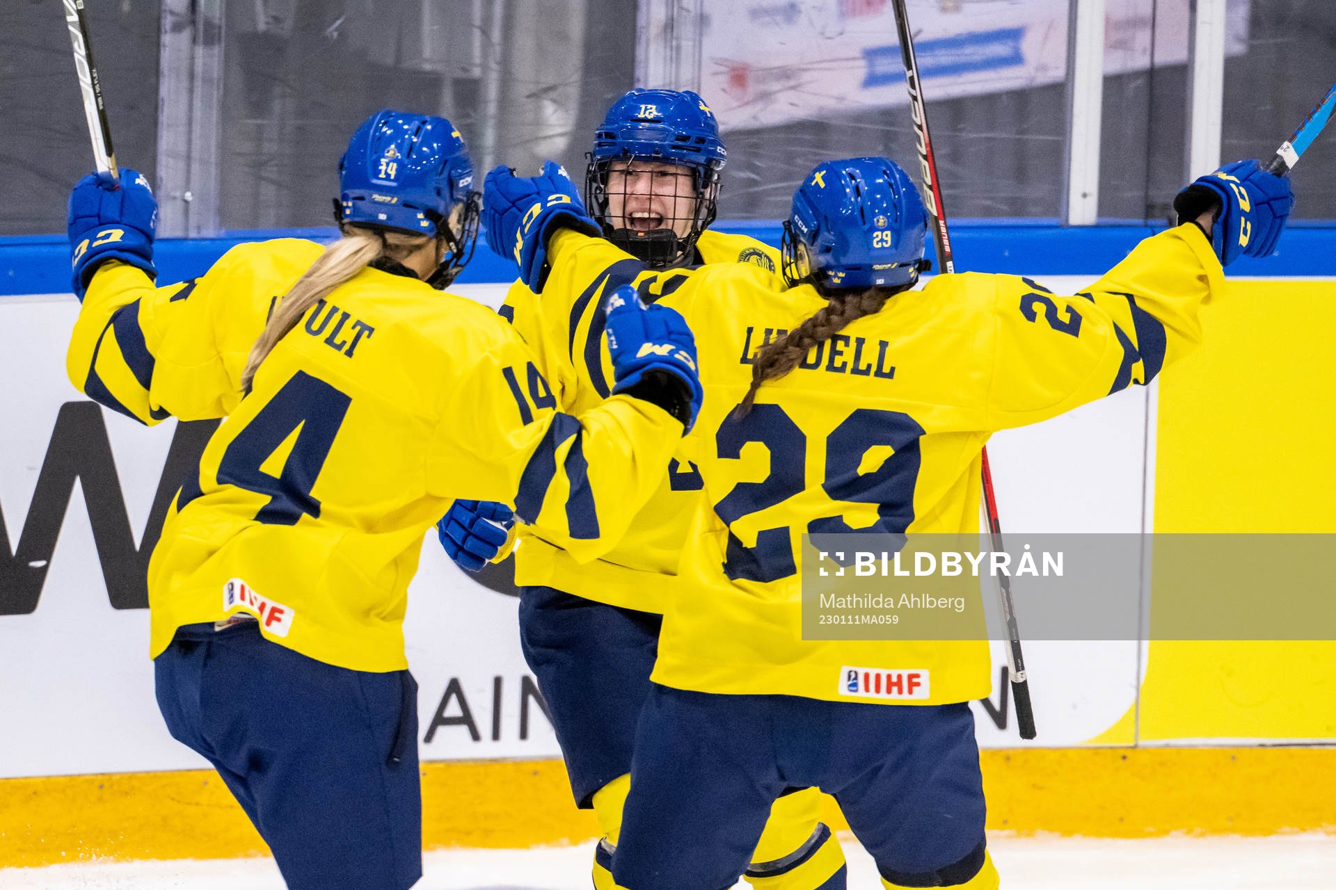 Stina Andersson celebrate with Stella Lindell and Tilde