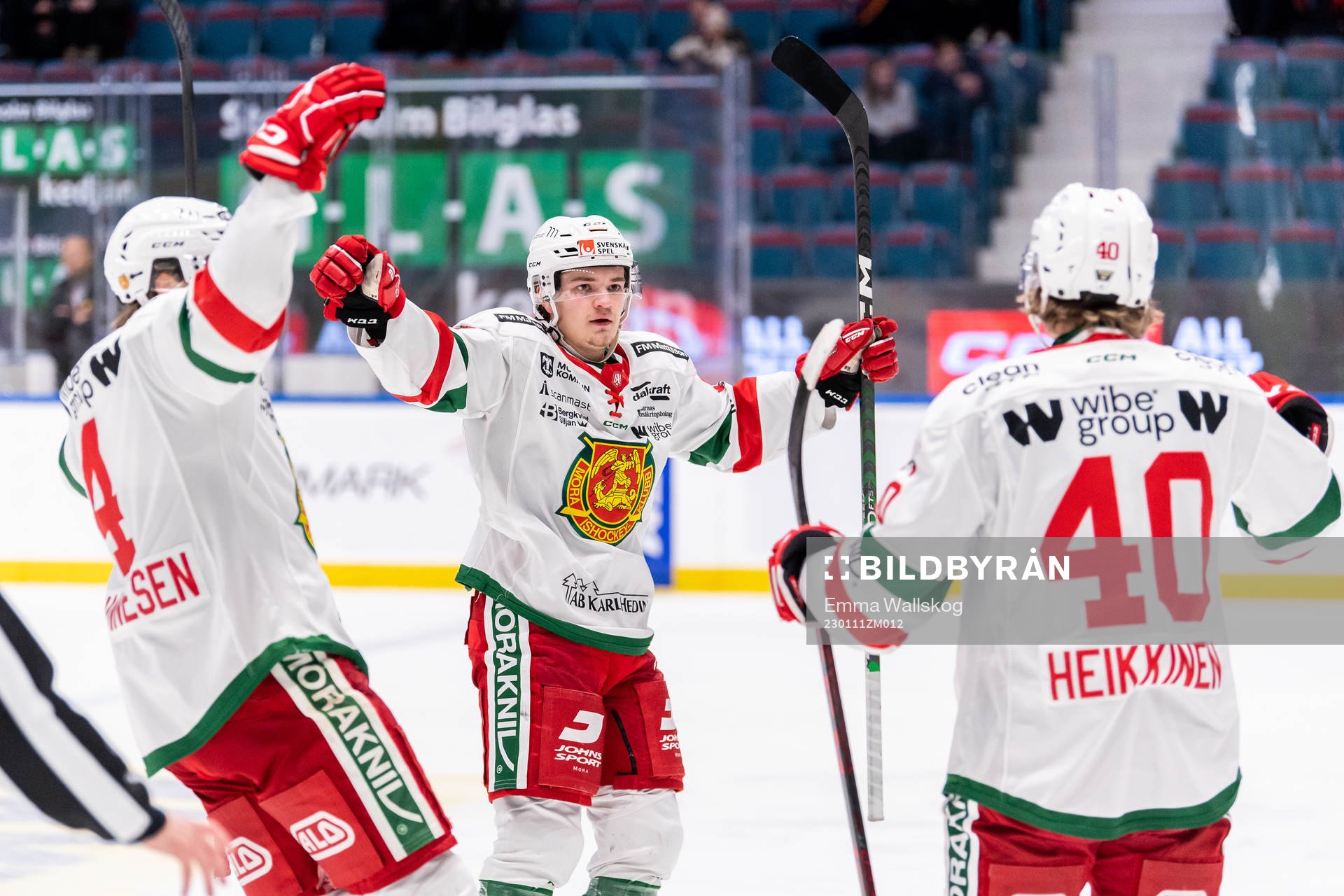 Moras Anton Heikkinen jublar med Johannes Johannesen och