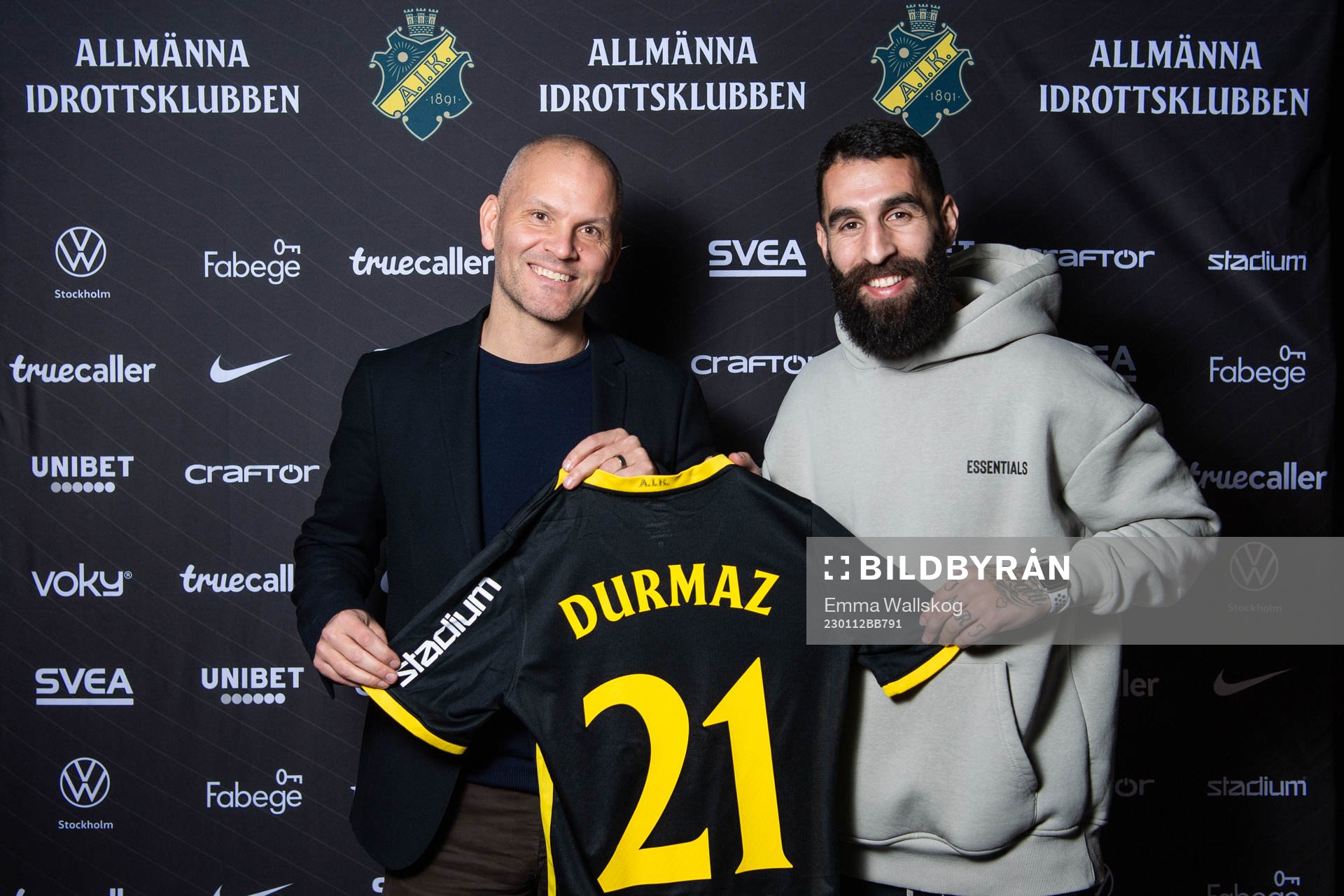 AIK:s klubbdirektör Manuel Lindberg och Jimmy Durmaz poserar för porträtt i samband med att han presenterats som nyförvärv av AIK den 12 januari 2023 i Stockholm.