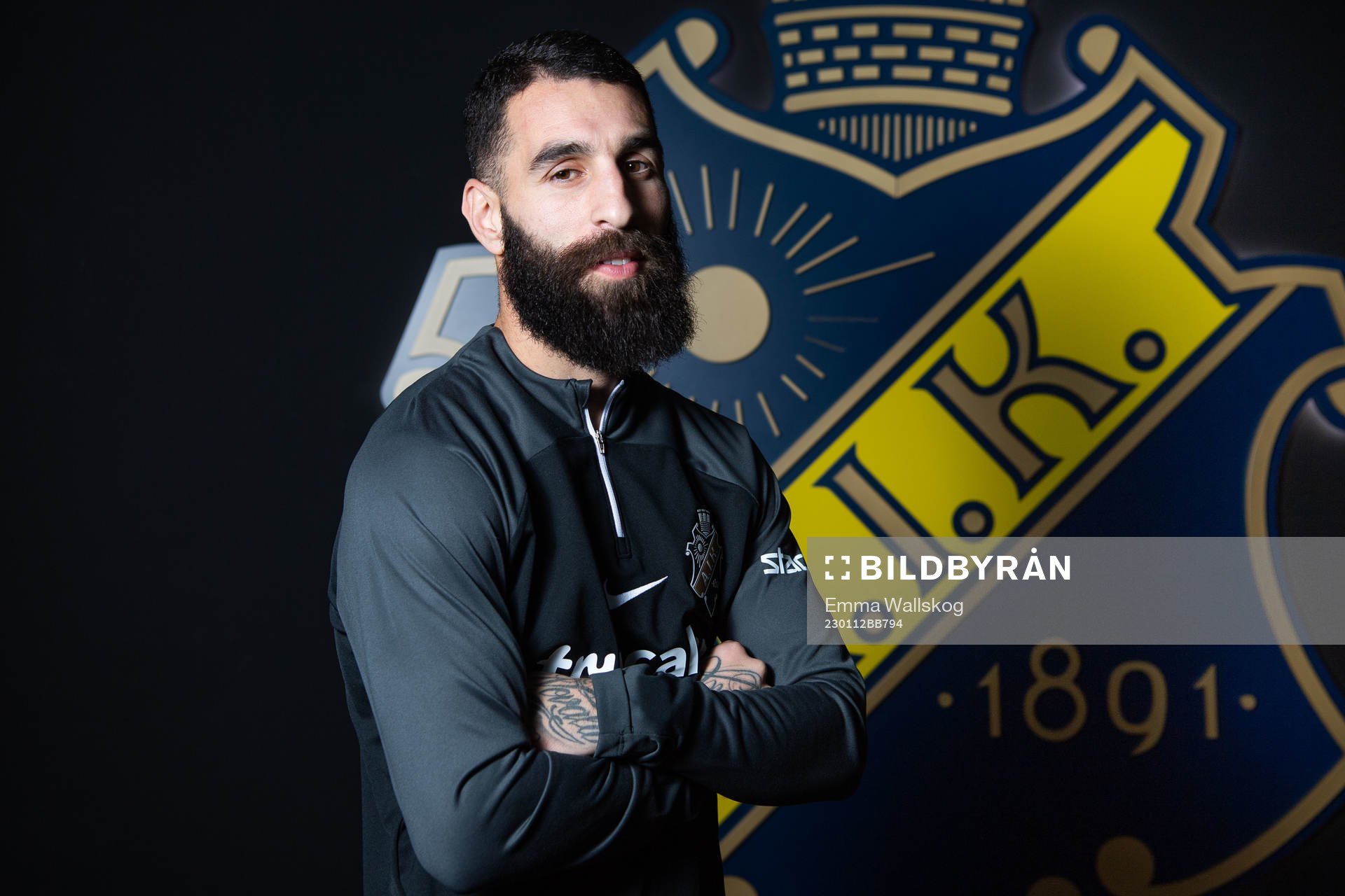 Jimmy Durmaz poserar för porträtt i samband med att han presenterats som nyförvärv av AIK den 12 januari 2023 i Stockholm. 