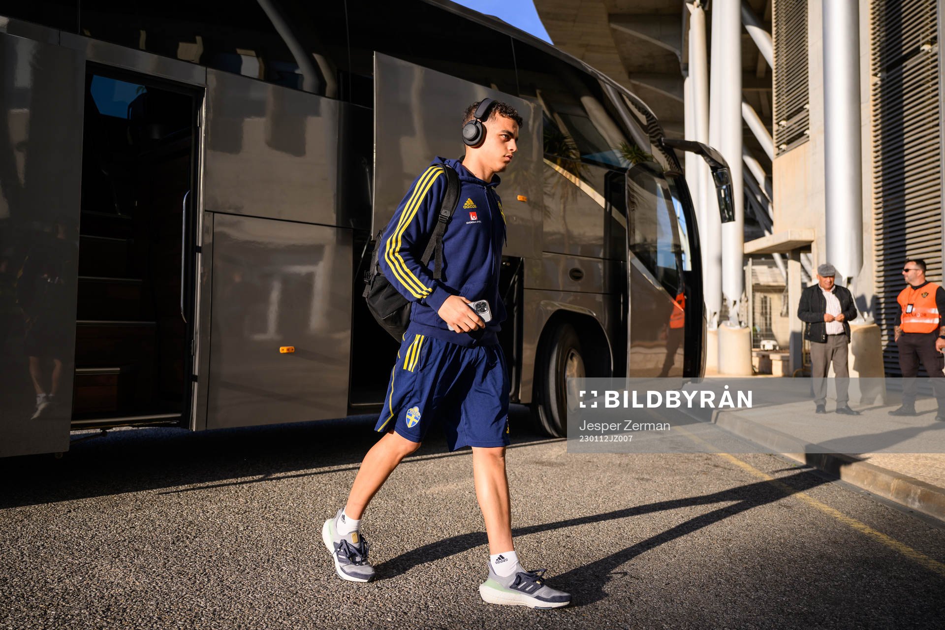 Yasin Ayari arrives at Estadio Algarve