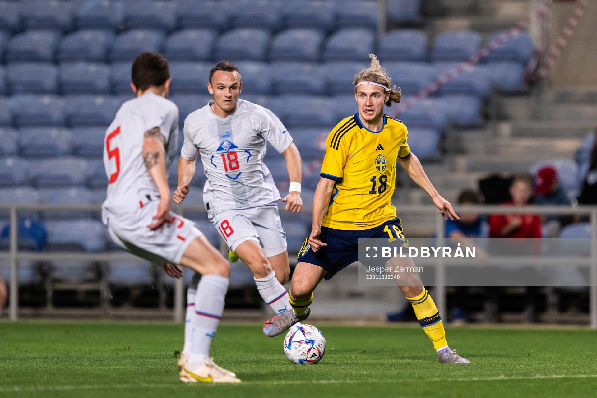 Aron Bjarnason of Iceland och Sebastian Nanasi of Sweden during the international friendly football match between Sweden and Iceland on January 12, 2023 in Faro. 