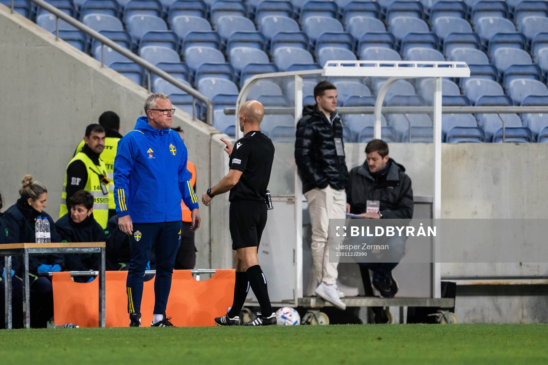 Head coach Janne Andersson of Sweden and Referee Luis Godinho during the international friendly football match between Sweden and Iceland on January 12, 2023 in Faro.