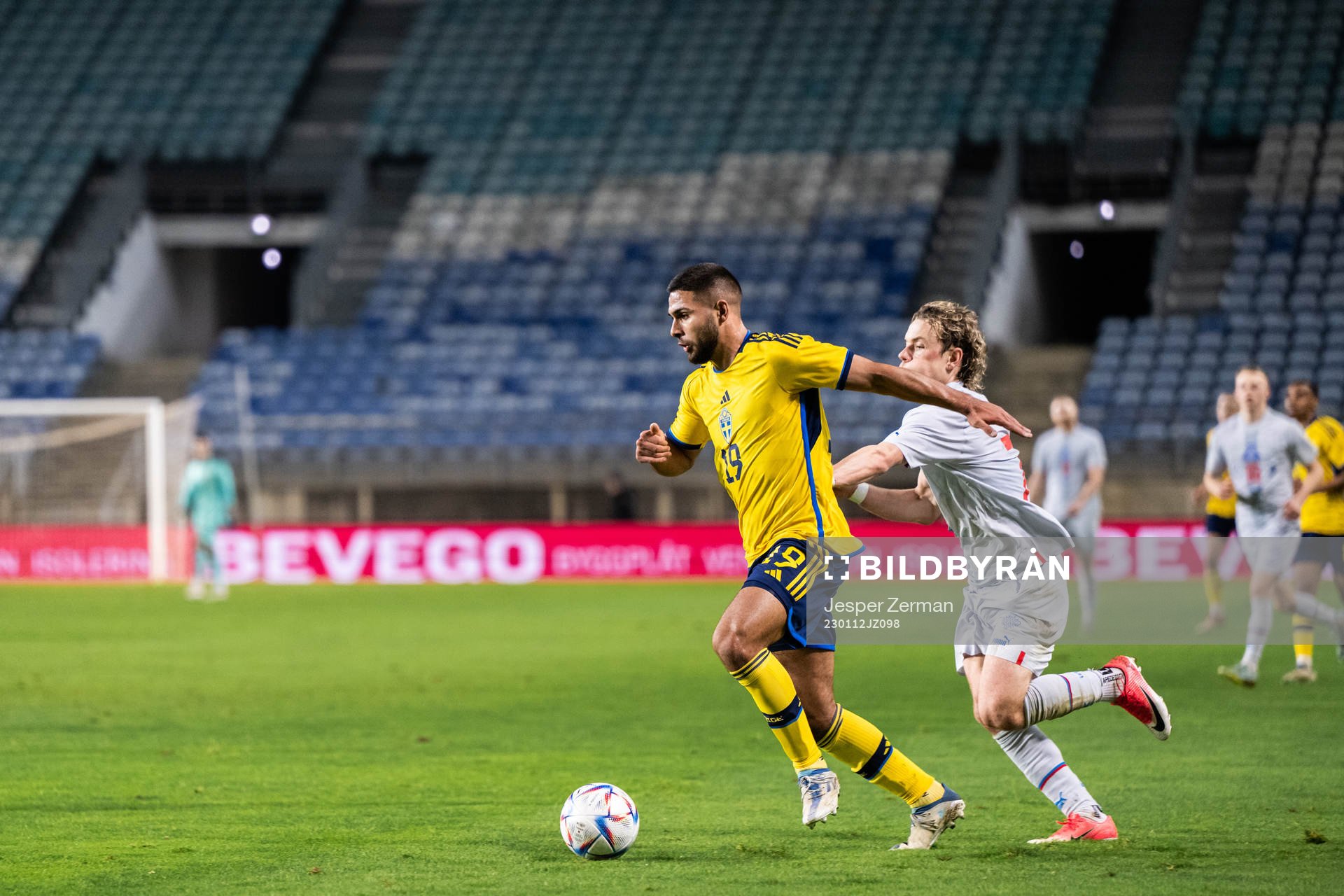 Omar Faraj of Sweden and Höskuldur Gunnlaugsson of Iceland during the international friendly football match between Sweden and Iceland on January 12, 2023 in Faro.